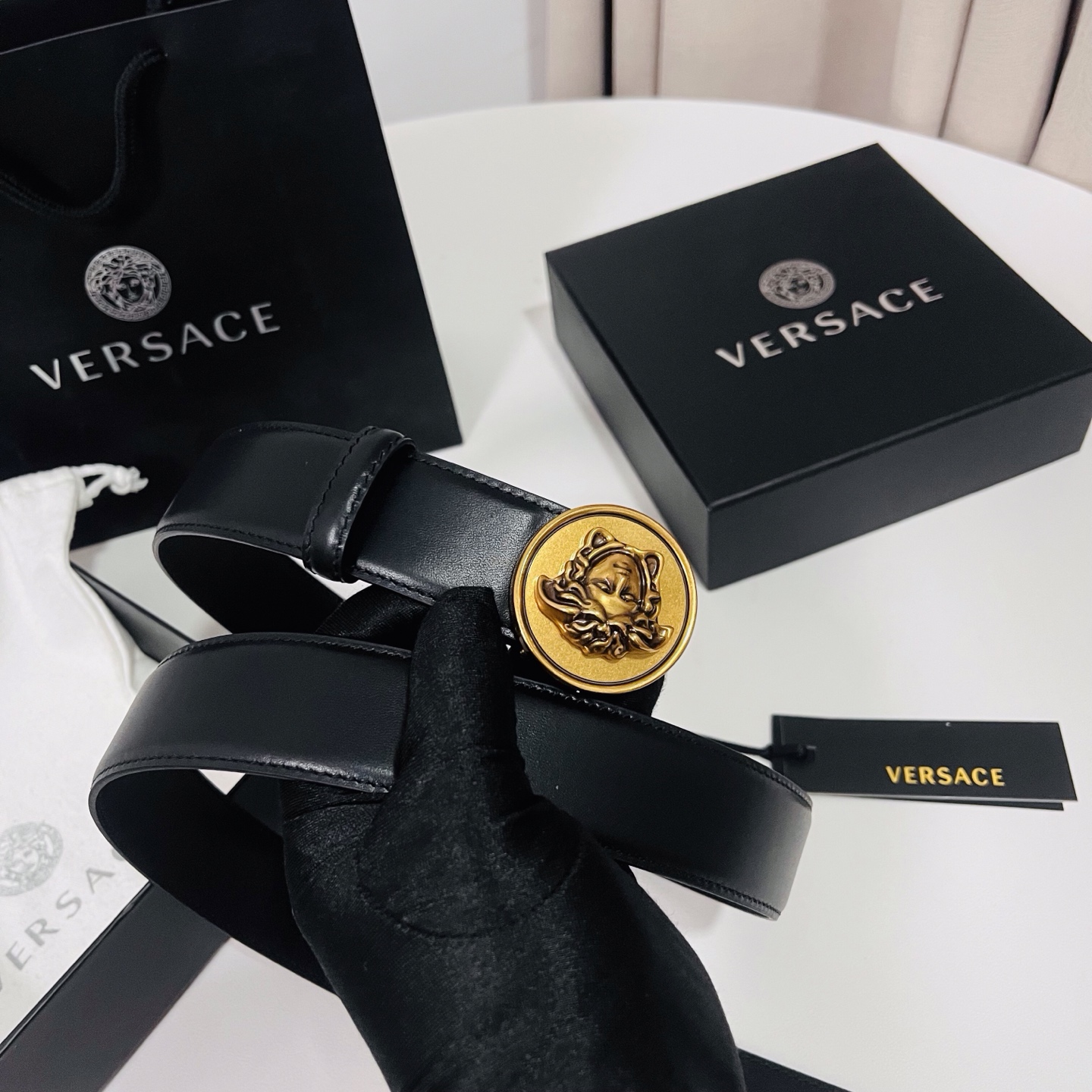 范思哲，新款牛皮革腰带，饰有Versace Logo字样，配有圆形金属搭扣，搭扣采用复古饰面，镶嵌立体M