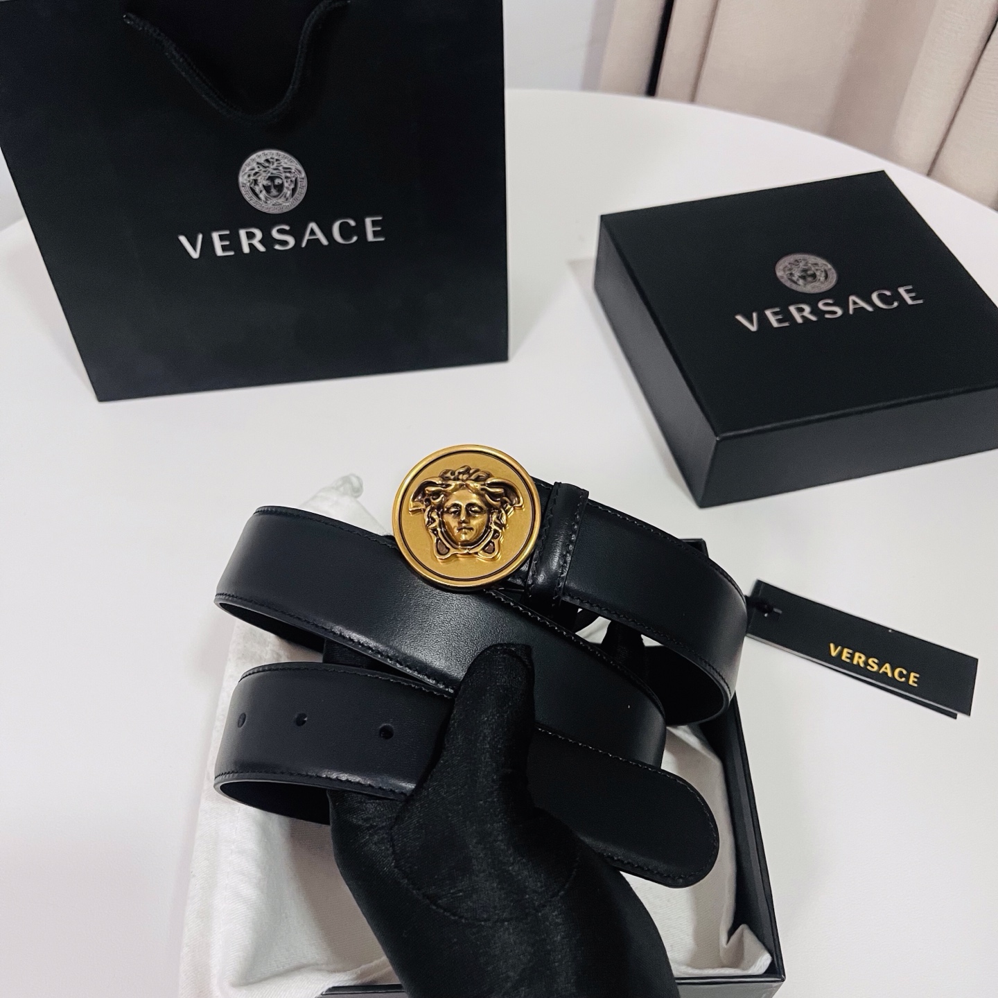 范思哲，新款牛皮革腰带，饰有Versace Logo字样，配有圆形金属搭扣，搭扣采用复古饰面，镶嵌立体M