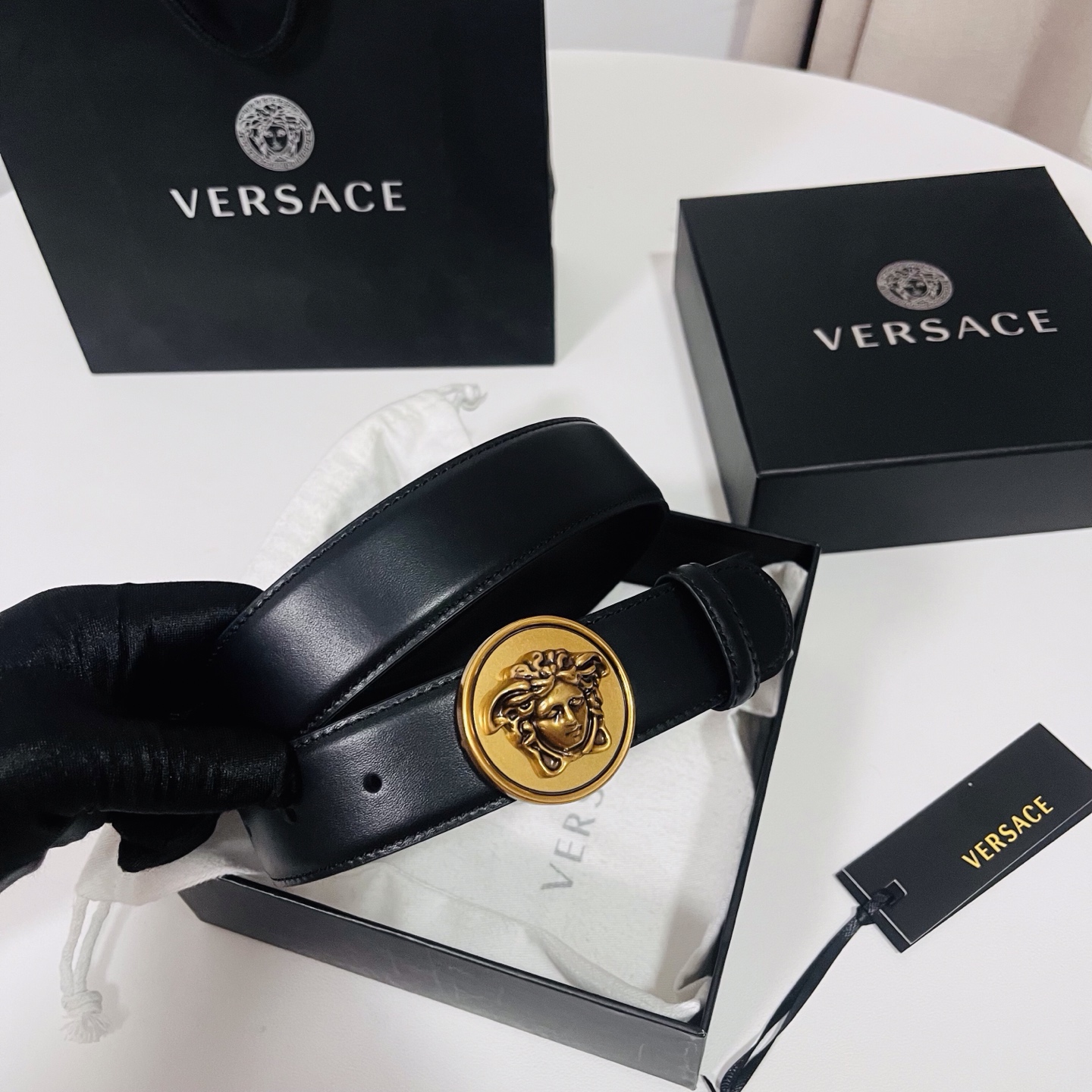 范思哲，新款牛皮革腰带，饰有Versace Logo字样，配有圆形金属搭扣，搭扣采用复古饰面，镶嵌立体M