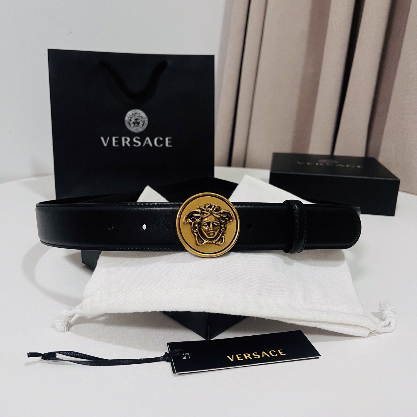 范思哲，新款牛皮革腰带，饰有Versace Logo字样，配有圆形金属搭扣，搭扣采用复古饰面，镶嵌立体M