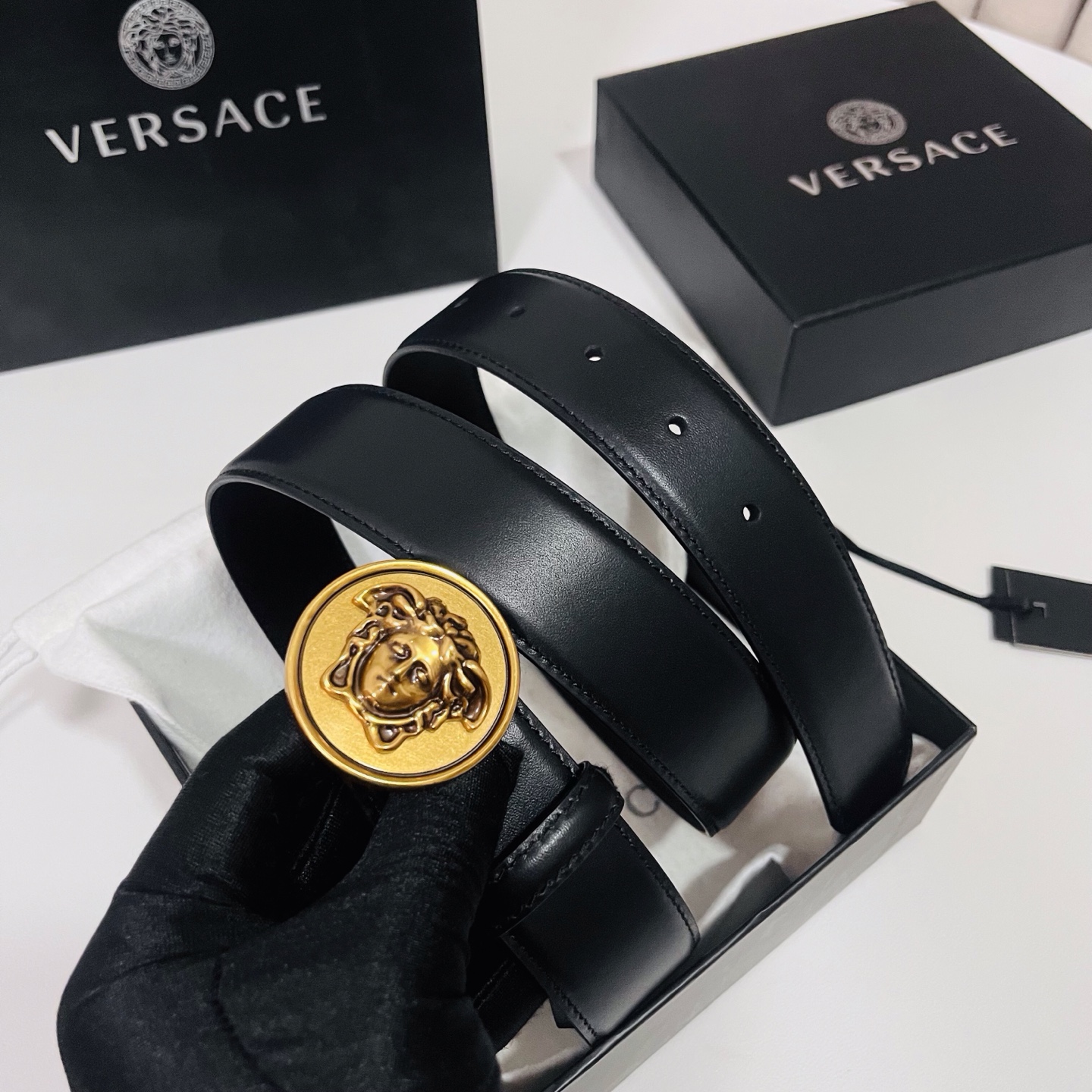 范思哲，新款牛皮革腰带，饰有Versace Logo字样，配有圆形金属搭扣，搭扣采用复古饰面，镶嵌立体M