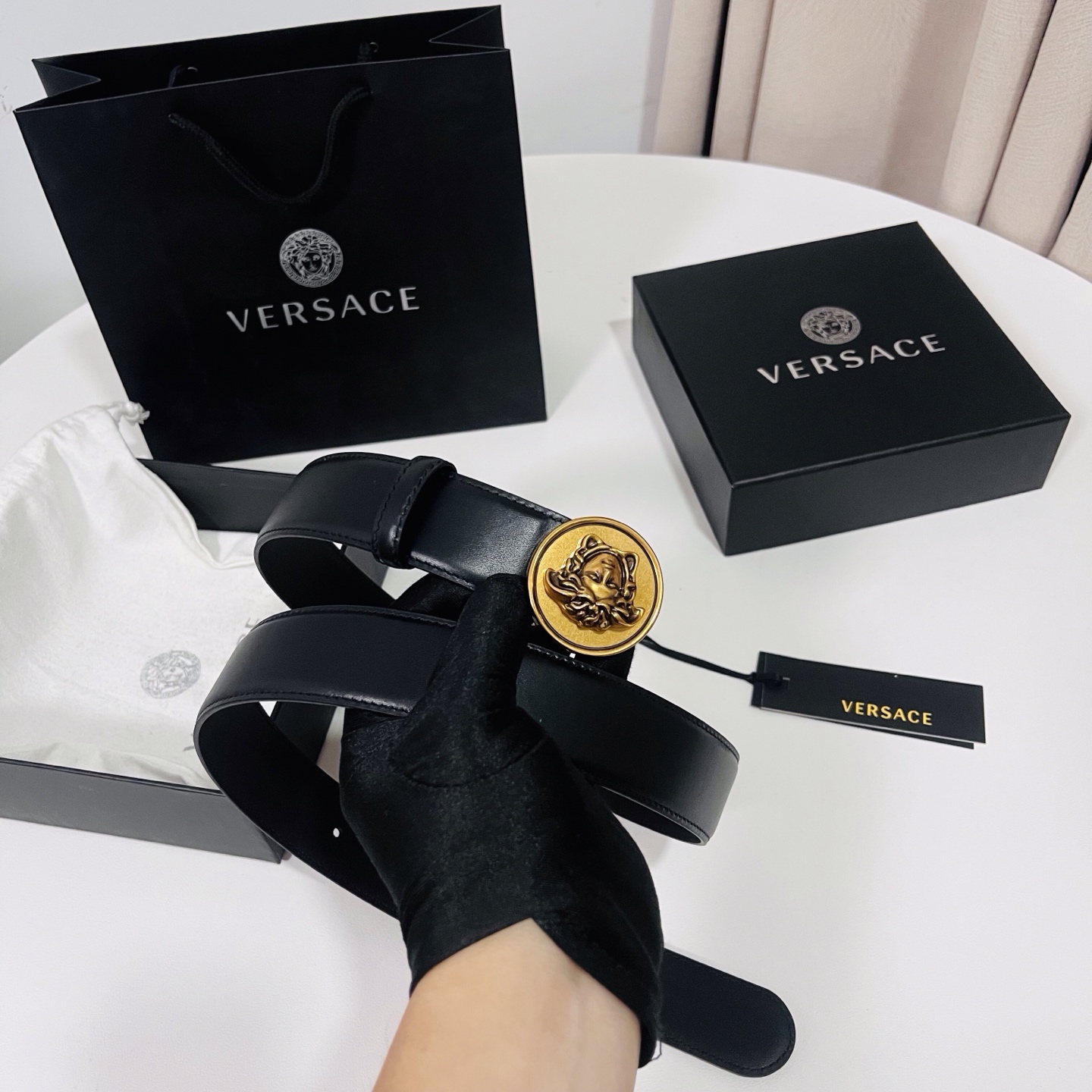 范思哲，新款牛皮革腰带，饰有Versace Logo字样，配有圆形金属搭扣，搭扣采用复古饰面，镶嵌立体M