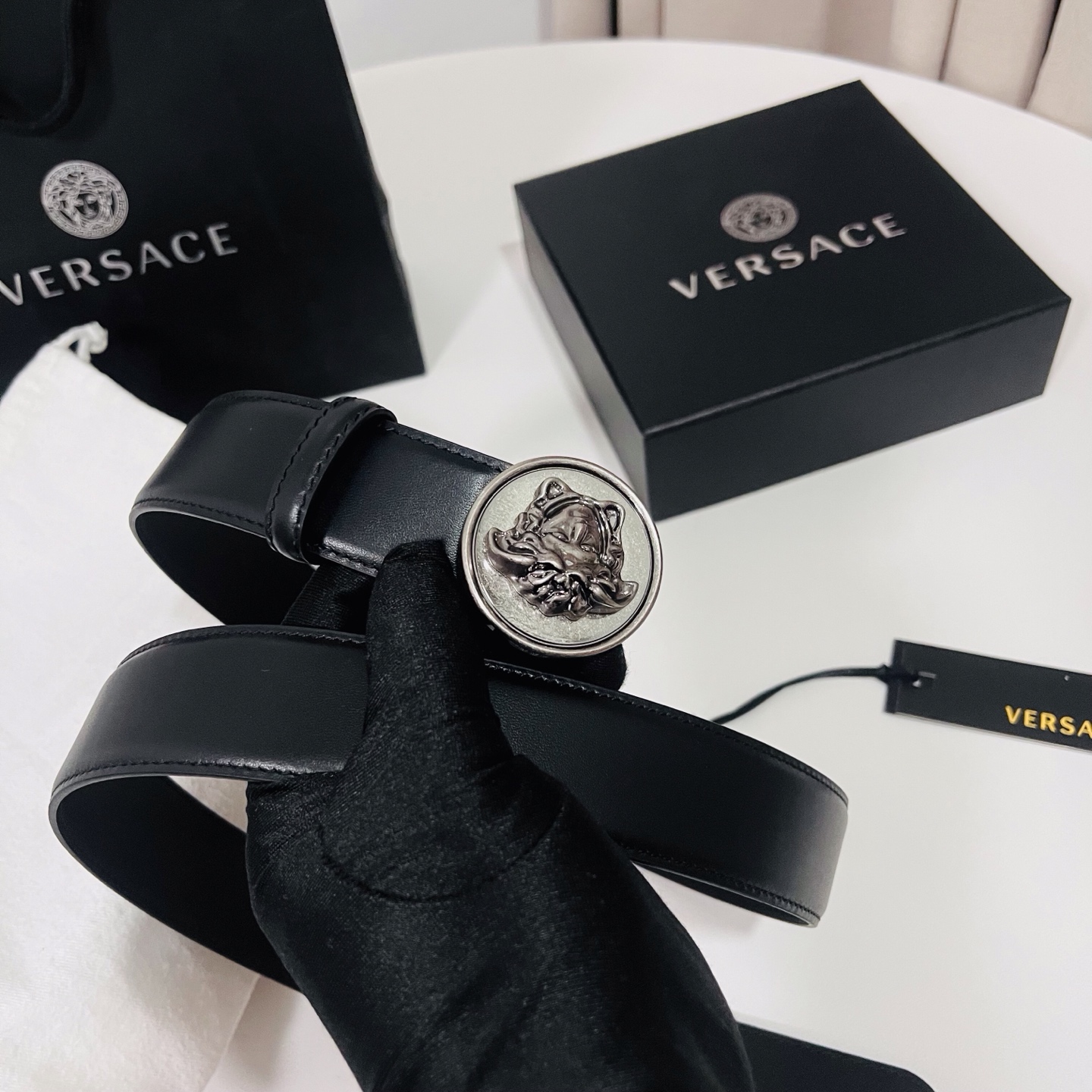 范思哲，新款牛皮革腰带，饰有Versace Logo字样，配有圆形金属搭扣，搭扣采用复古饰面，镶嵌立体M