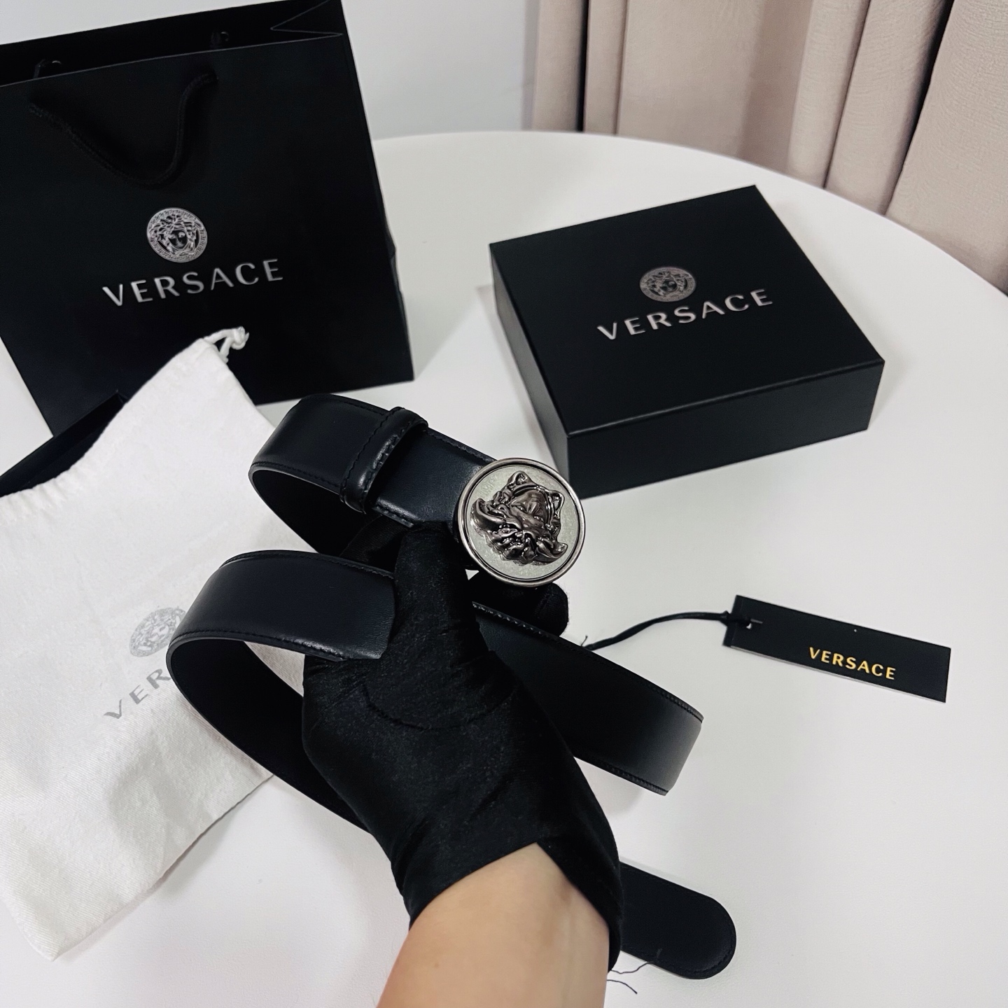 范思哲，新款牛皮革腰带，饰有Versace Logo字样，配有圆形金属搭扣，搭扣采用复古饰面，镶嵌立体M
