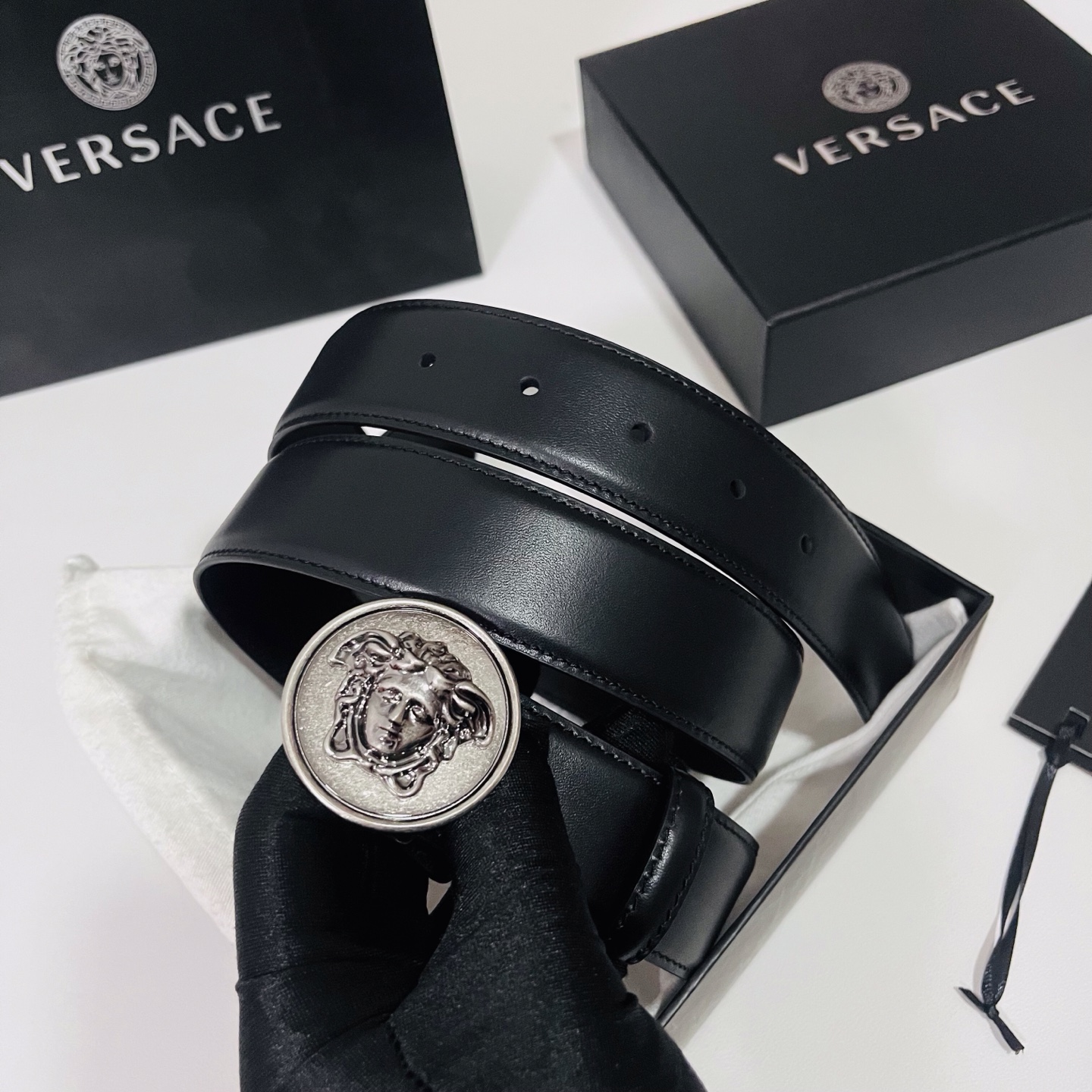 范思哲，新款牛皮革腰带，饰有Versace Logo字样，配有圆形金属搭扣，搭扣采用复古饰面，镶嵌立体M
