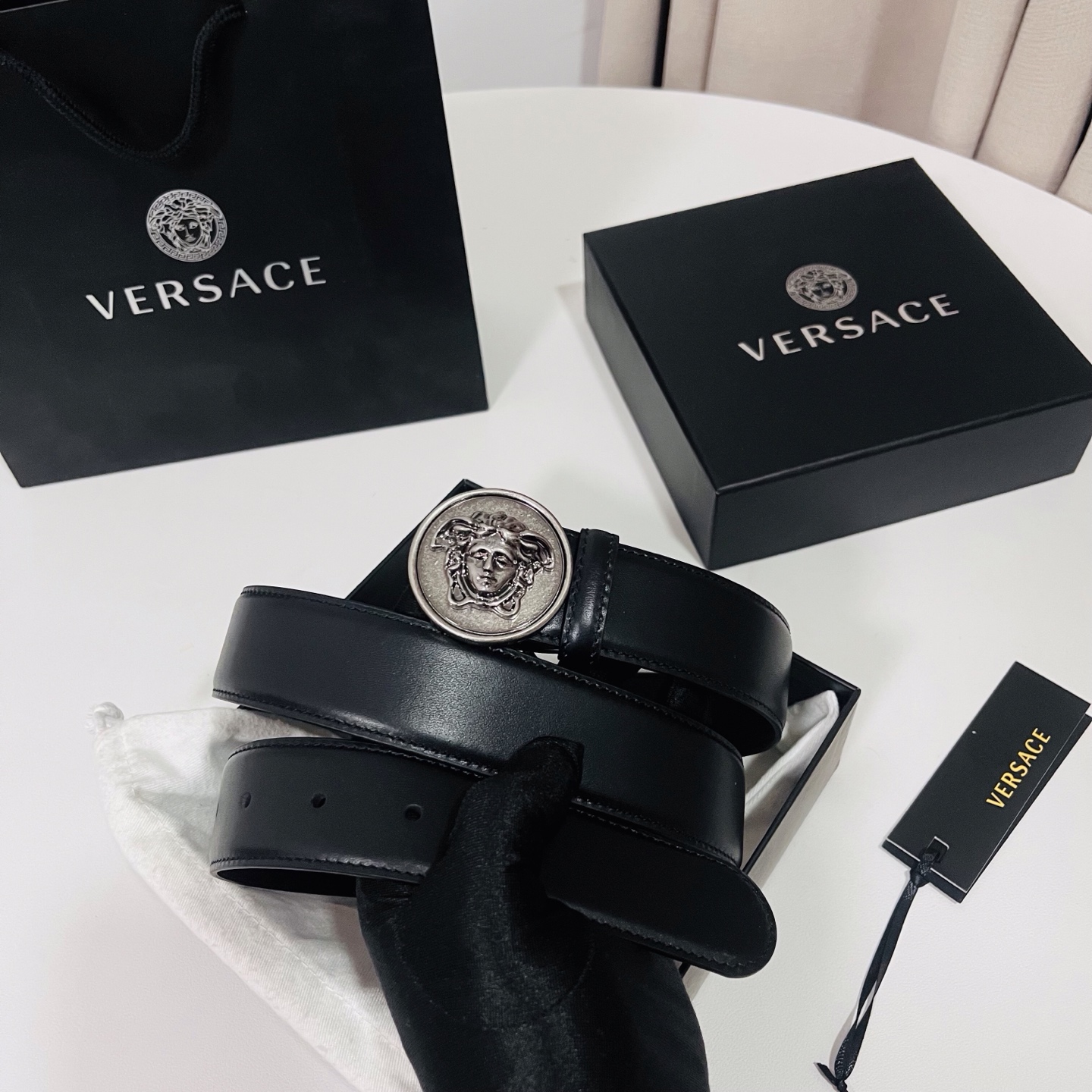 范思哲，新款牛皮革腰带，饰有Versace Logo字样，配有圆形金属搭扣，搭扣采用复古饰面，镶嵌立体M