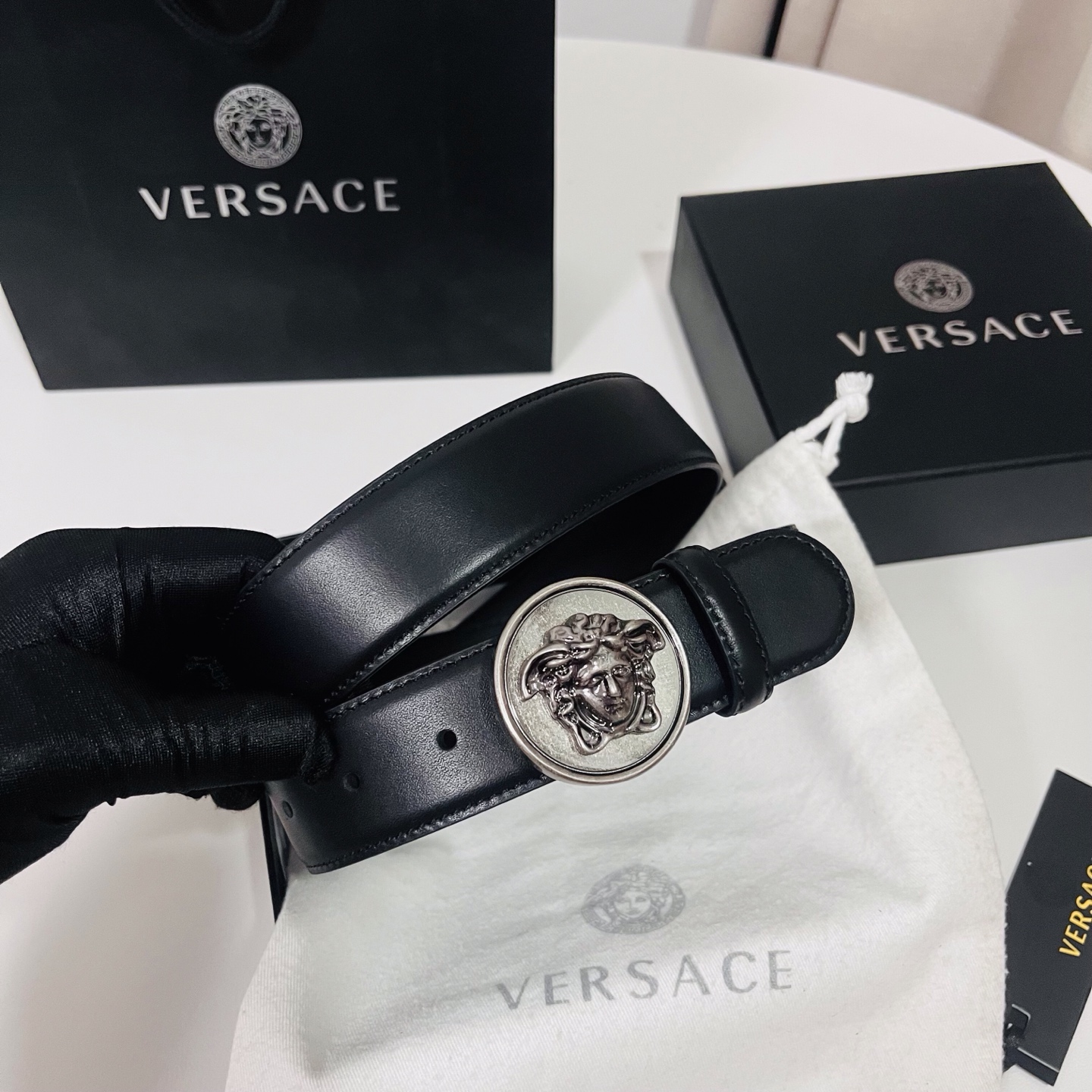 范思哲，新款牛皮革腰带，饰有Versace Logo字样，配有圆形金属搭扣，搭扣采用复古饰面，镶嵌立体M