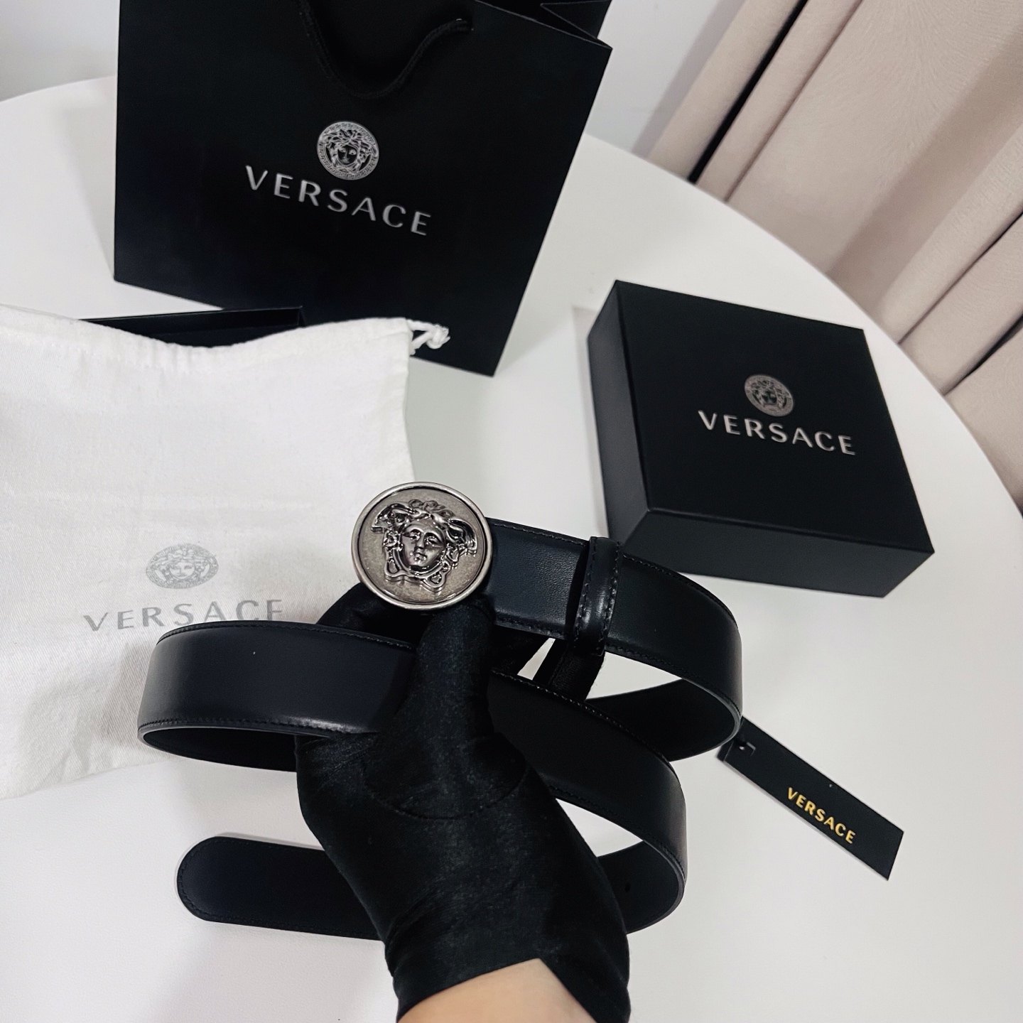 范思哲，新款牛皮革腰带，饰有Versace Logo字样，配有圆形金属搭扣，搭扣采用复古饰面，镶嵌立体M