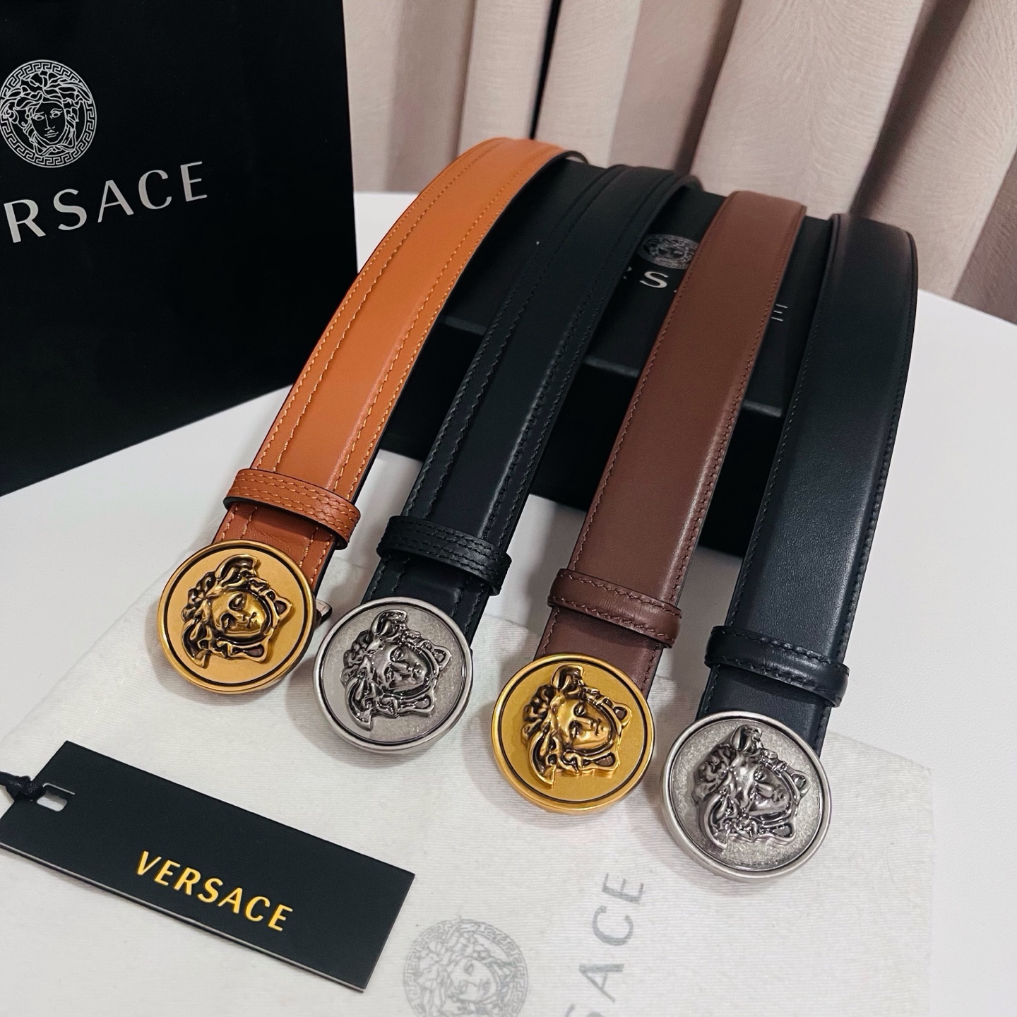 范思哲，新款牛皮革腰带，饰有Versace Logo字样，配有圆形金属搭扣，搭扣采用复古饰面，镶嵌立体M