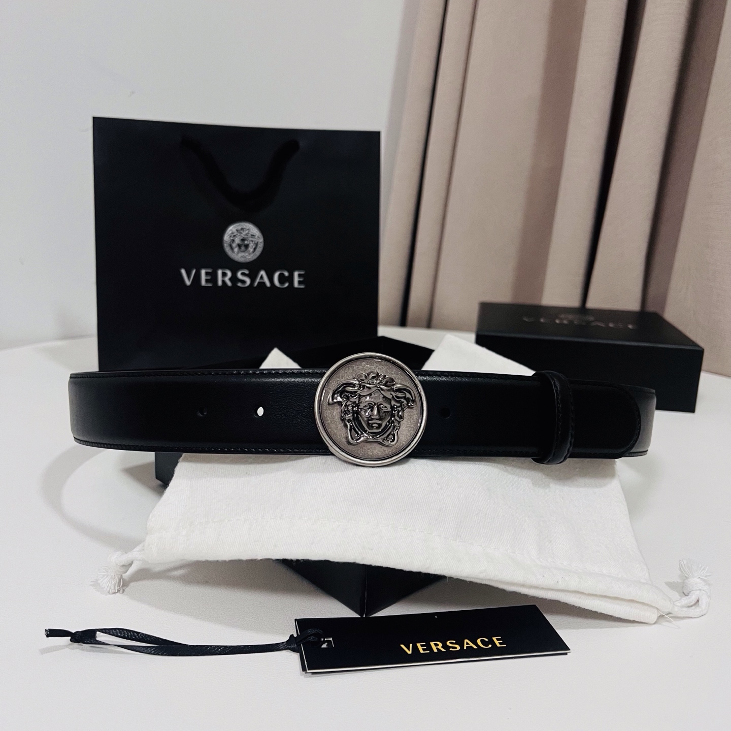 范思哲，新款牛皮革腰带，饰有Versace Logo字样，配有圆形金属搭扣，搭扣采用复古饰面，镶嵌立体M