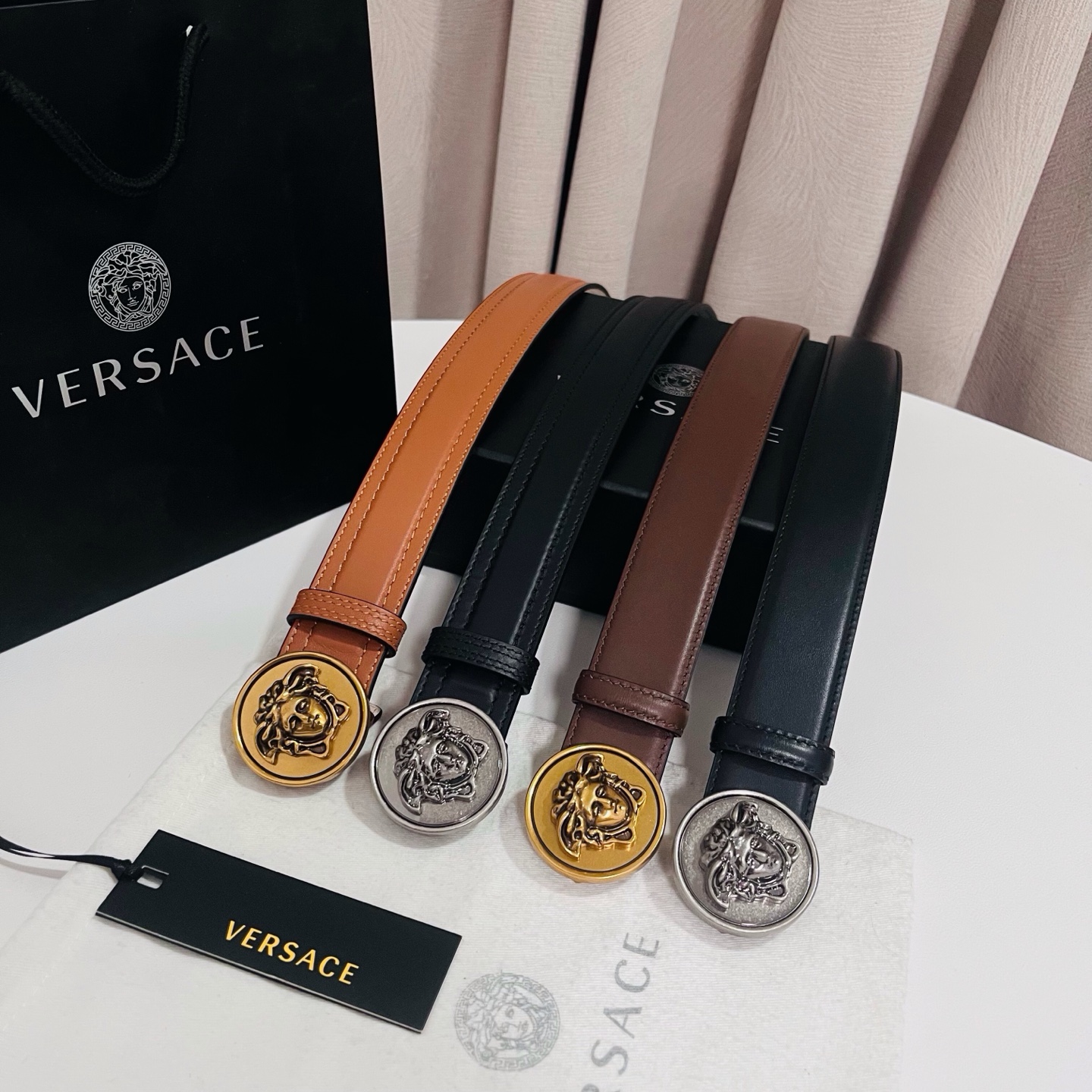 范思哲，新款牛皮革腰带，饰有Versace Logo字样，配有圆形金属搭扣，搭扣采用复古饰面，镶嵌立体M