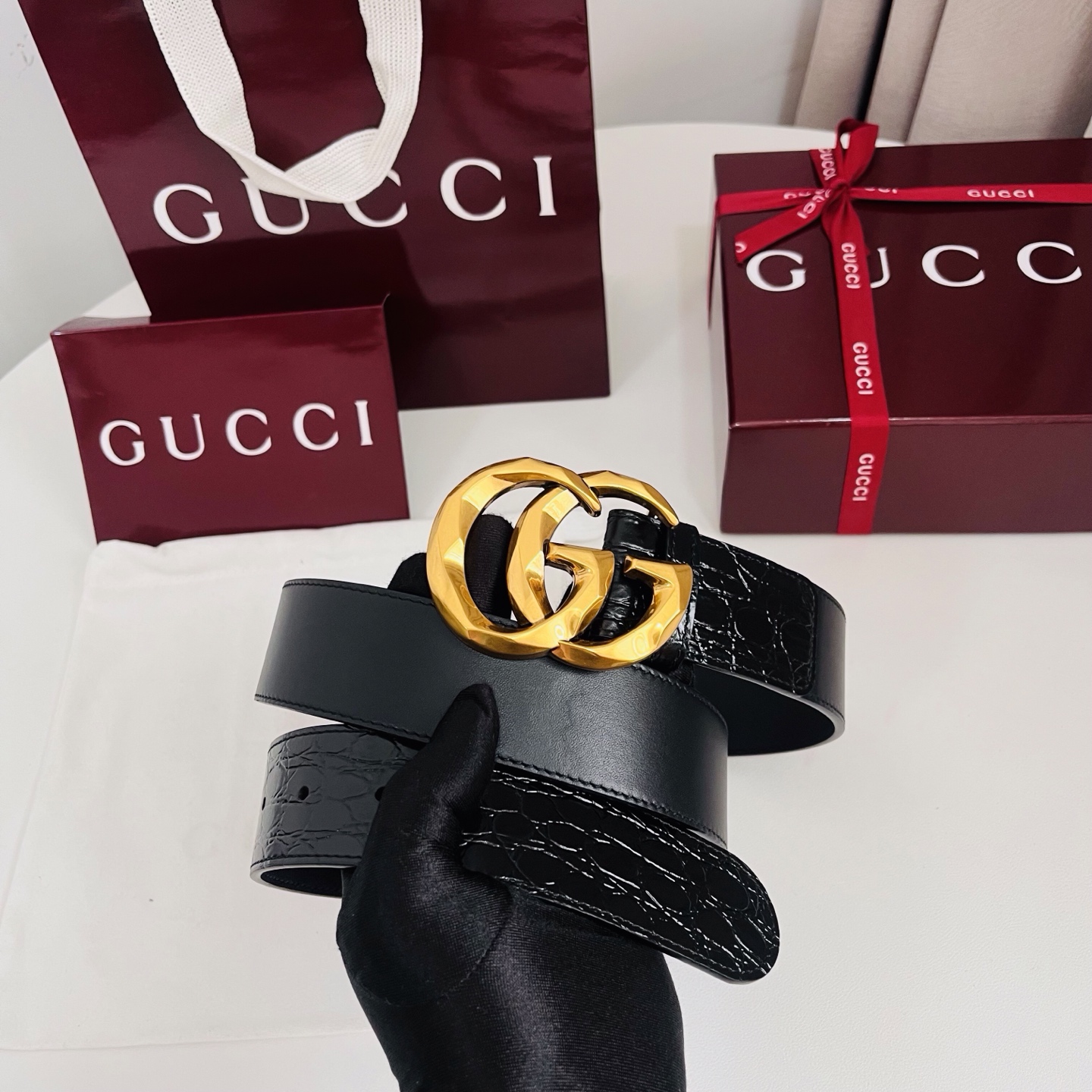 古奇 新款 标志性GG图案采用穿孔工艺制作，为这款黑色皮革腰带增添精致质感。闪亮钯金色调金属双G造型配件