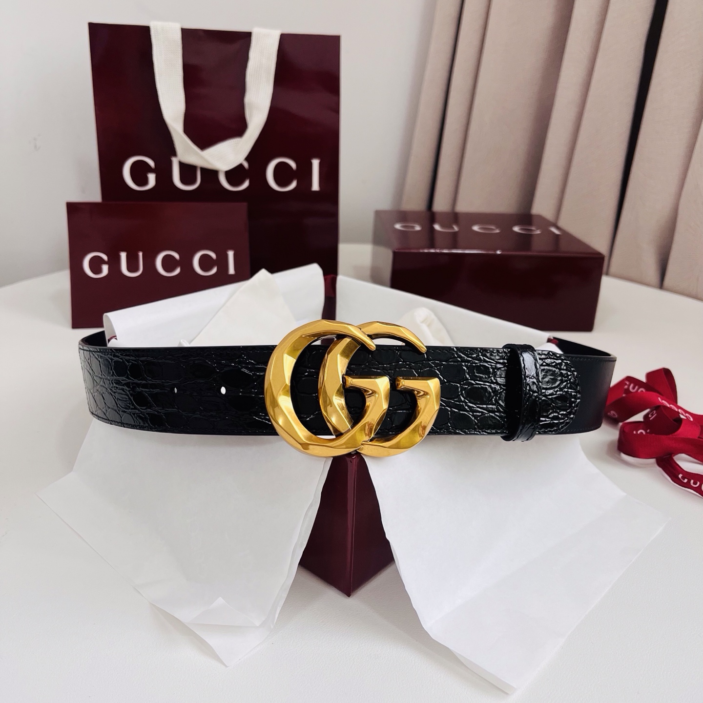 古奇 新款 标志性GG图案采用穿孔工艺制作，为这款黑色皮革腰带增添精致质感。闪亮钯金色调金属双G造型配件