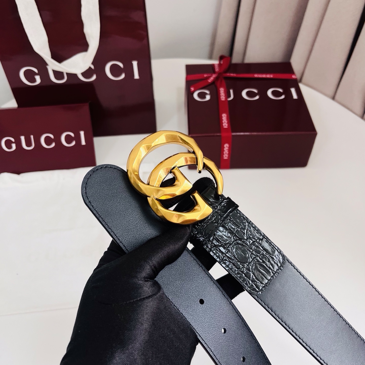 古奇 新款 标志性GG图案采用穿孔工艺制作，为这款黑色皮革腰带增添精致质感。闪亮钯金色调金属双G造型配件