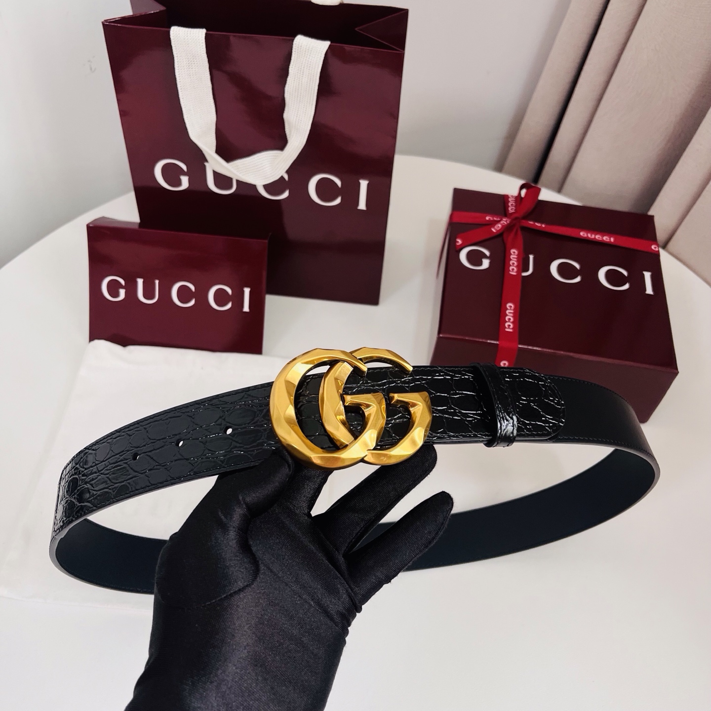 古奇 新款 标志性GG图案采用穿孔工艺制作，为这款黑色皮革腰带增添精致质感。闪亮钯金色调金属双G造型配件