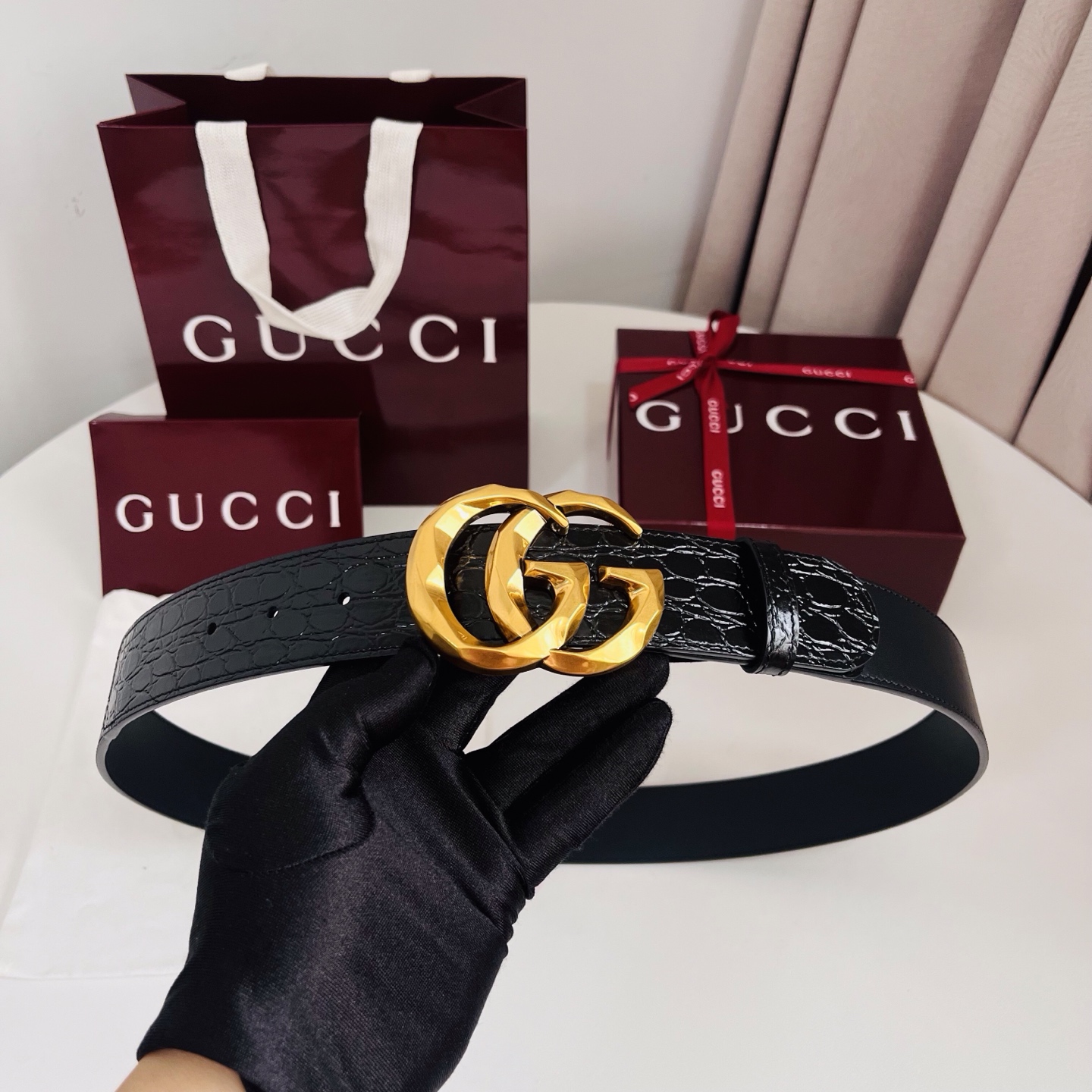 古奇 新款 标志性GG图案采用穿孔工艺制作，为这款黑色皮革腰带增添精致质感。闪亮钯金色调金属双G造型配件