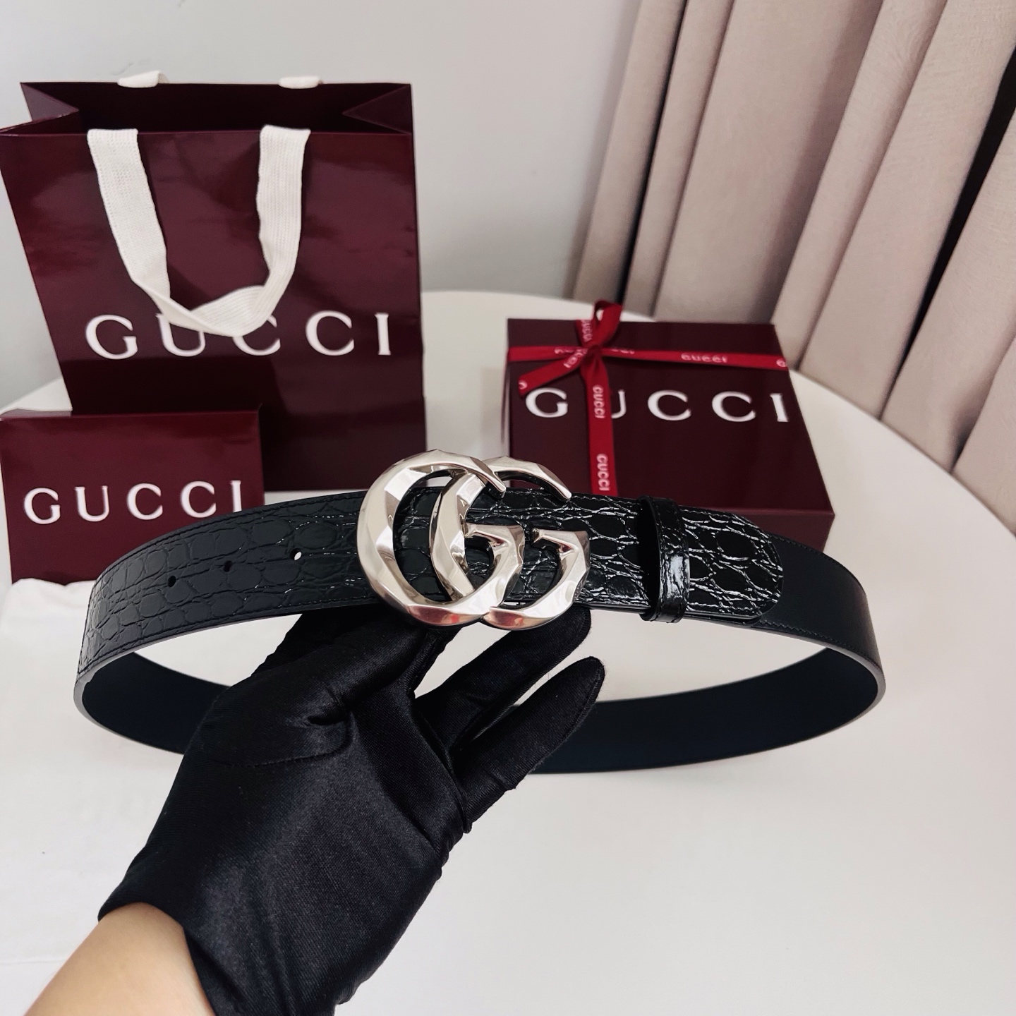 古奇 新款 标志性GG图案采用穿孔工艺制作，为这款黑色皮革腰带增添精致质感。闪亮钯金色调金属双G造型配件