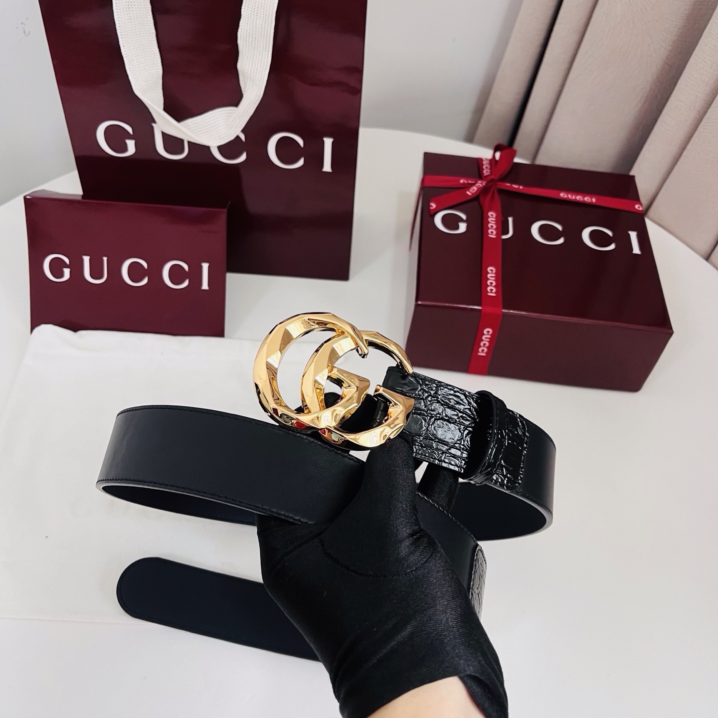 古奇 新款 标志性GG图案采用穿孔工艺制作，为这款黑色皮革腰带增添精致质感。闪亮钯金色调金属双G造型配件