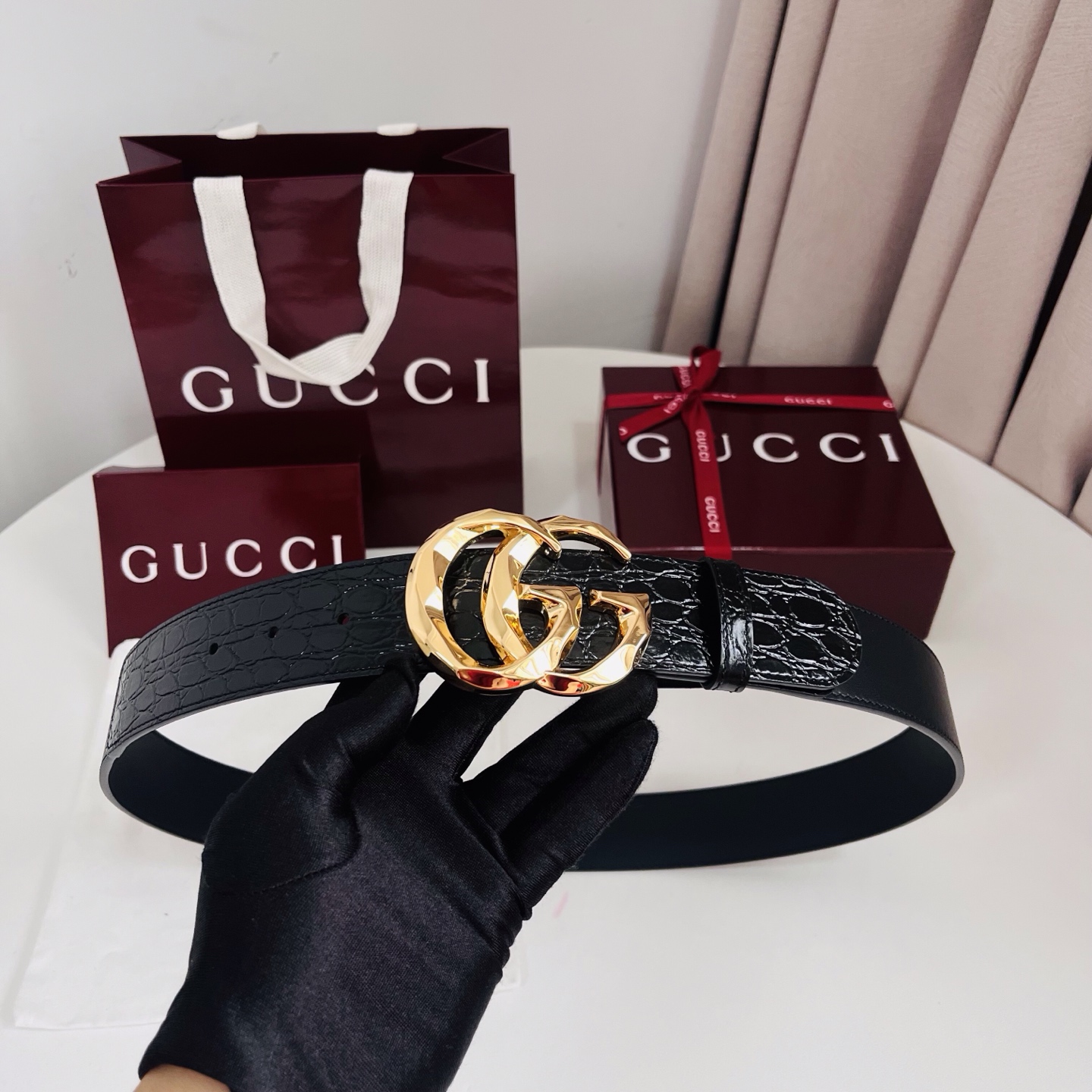 古奇 新款 标志性GG图案采用穿孔工艺制作，为这款黑色皮革腰带增添精致质感。闪亮钯金色调金属双G造型配件