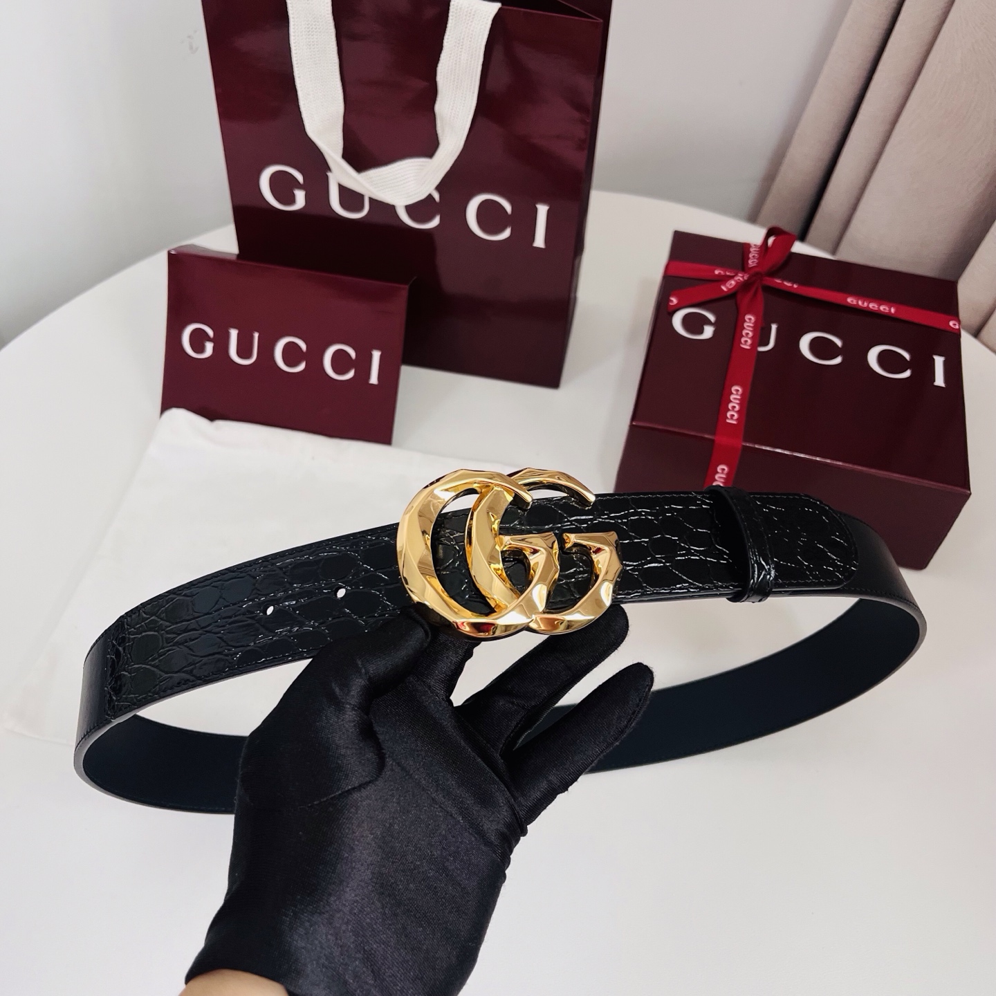 古奇 新款 标志性GG图案采用穿孔工艺制作，为这款黑色皮革腰带增添精致质感。闪亮钯金色调金属双G造型配件