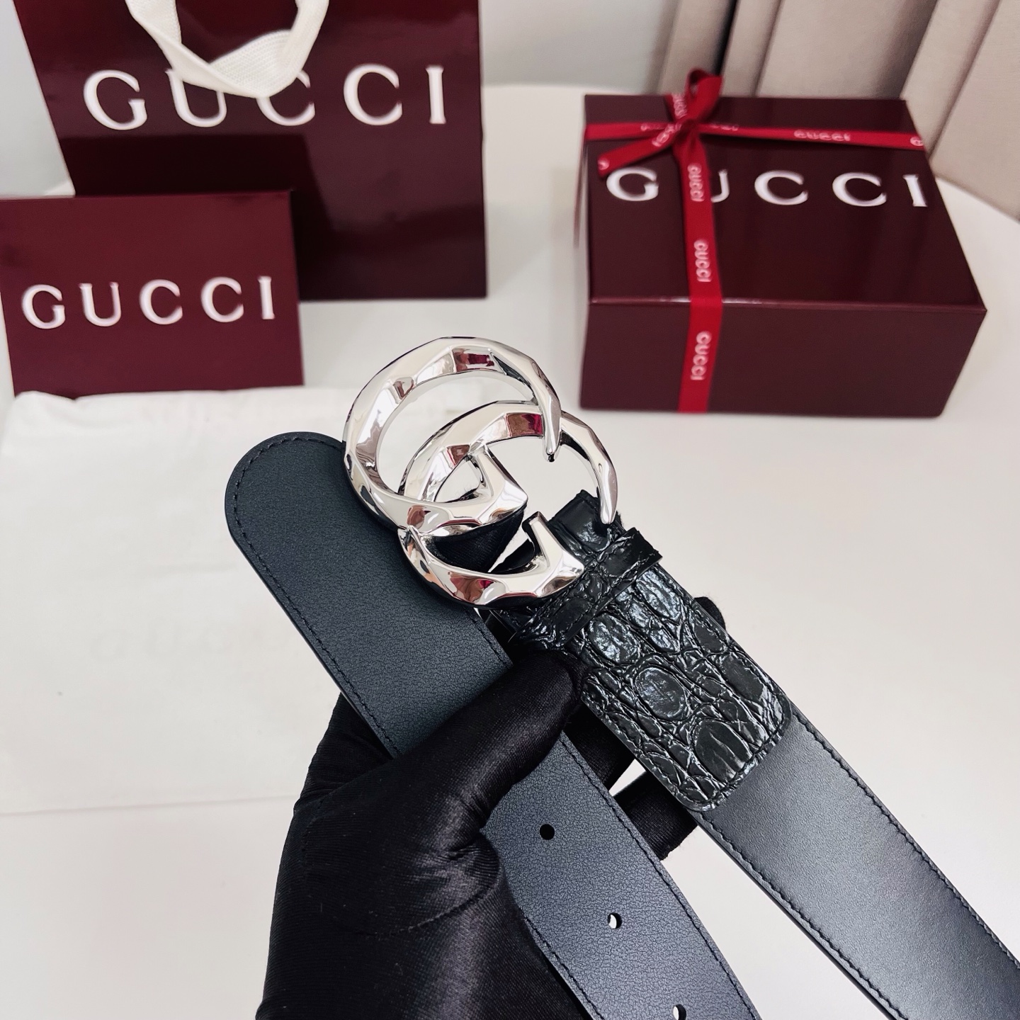 古奇 新款 标志性GG图案采用穿孔工艺制作，为这款黑色皮革腰带增添精致质感。闪亮钯金色调金属双G造型配件