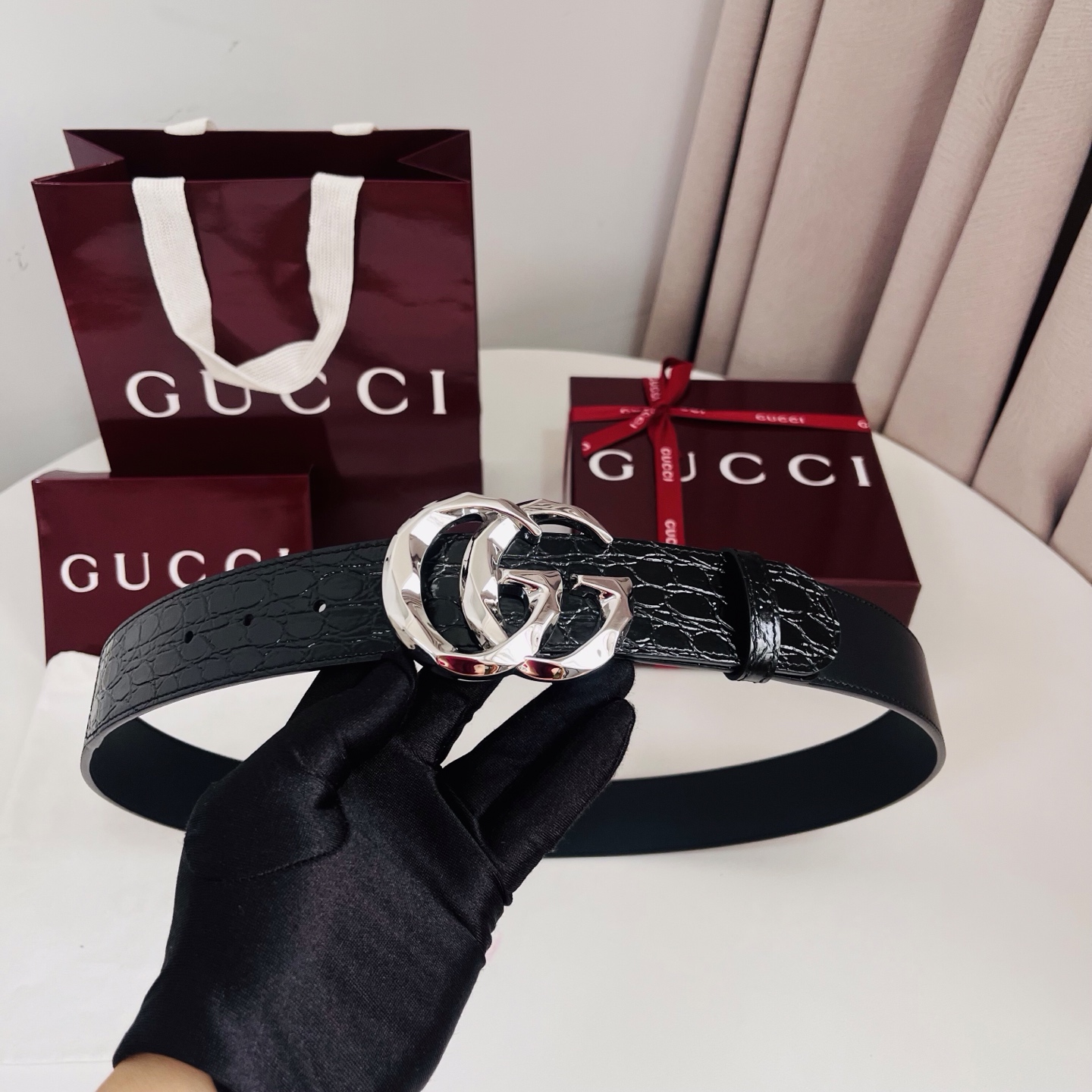 古奇 新款 标志性GG图案采用穿孔工艺制作，为这款黑色皮革腰带增添精致质感。闪亮钯金色调金属双G造型配件