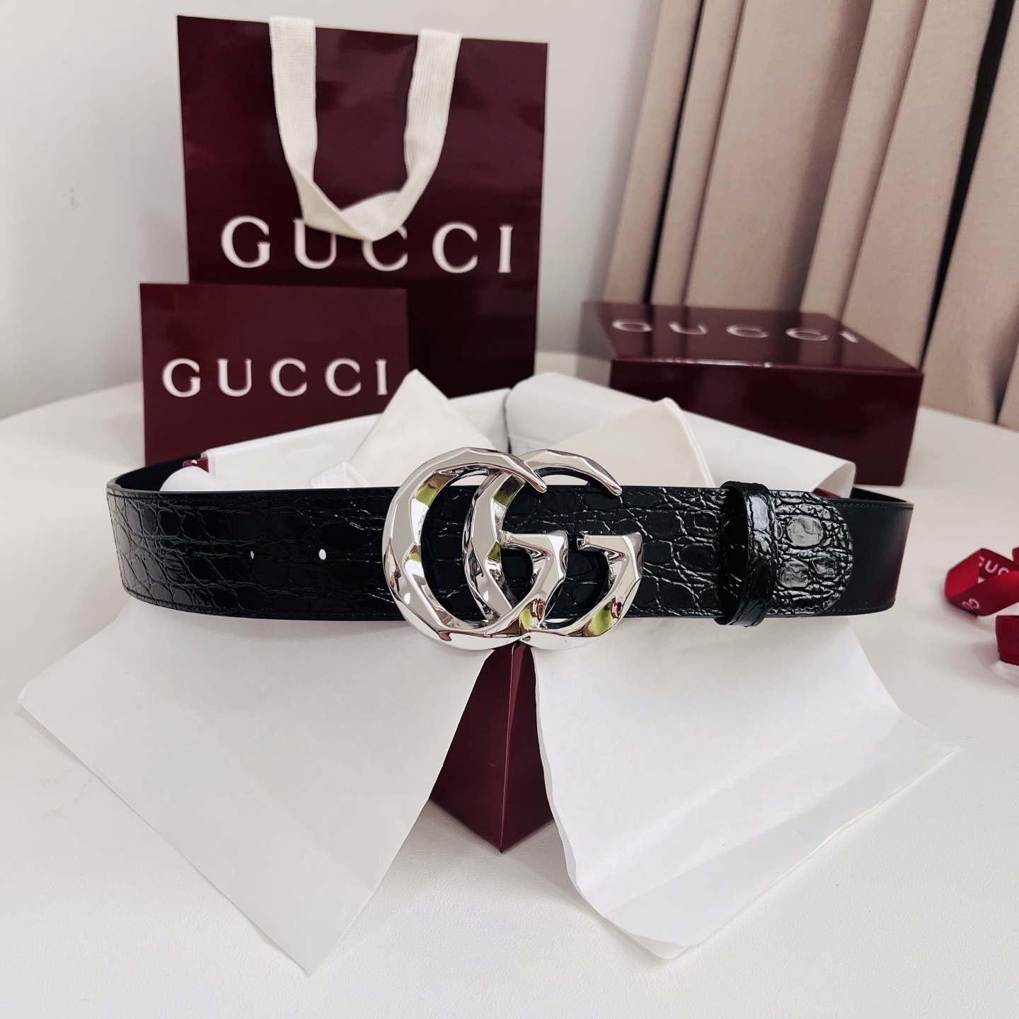 古奇 新款 标志性GG图案采用穿孔工艺制作，为这款黑色皮革腰带增添精致质感。闪亮钯金色调金属双G造型配件