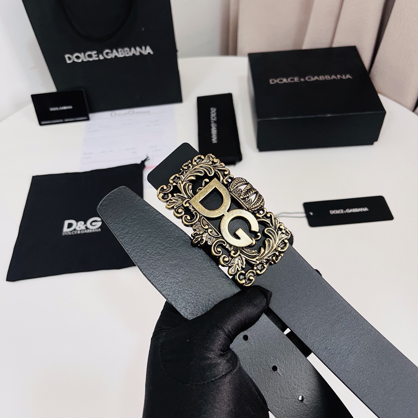 Dolce&Gabbana 新款 金色电镀金属徽标搭扣•搭扣下方设有点扣• 无镍搭扣与配件• 意大利制造