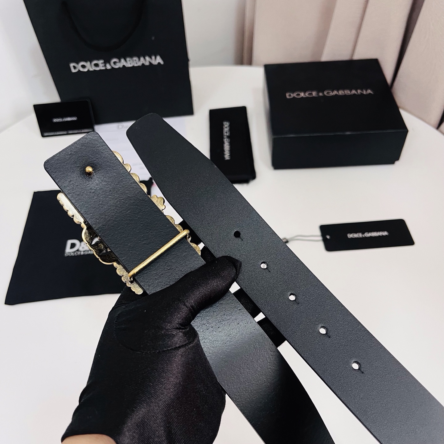 Dolce&Gabbana 新款 金色电镀金属徽标搭扣•搭扣下方设有点扣• 无镍搭扣与配件• 意大利制造