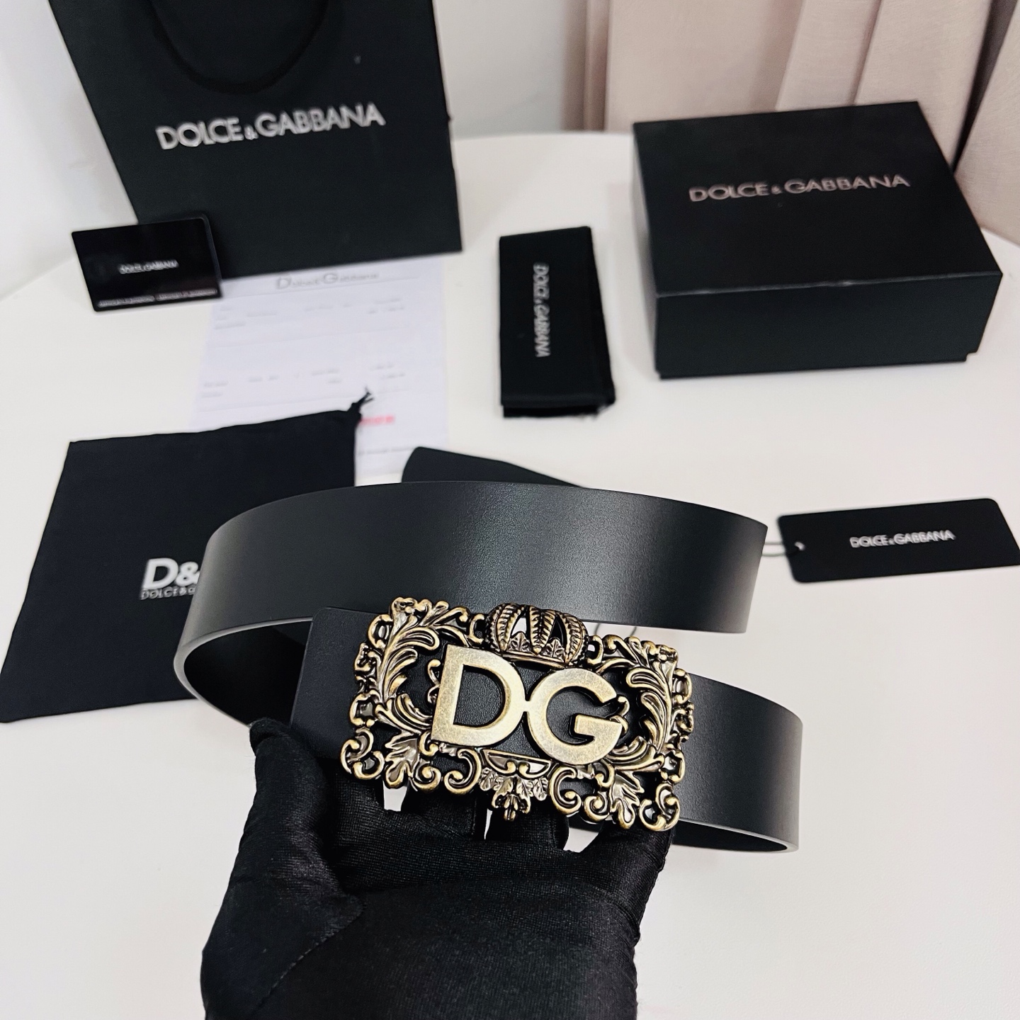 Dolce&Gabbana 新款 金色电镀金属徽标搭扣•搭扣下方设有点扣• 无镍搭扣与配件• 意大利制造