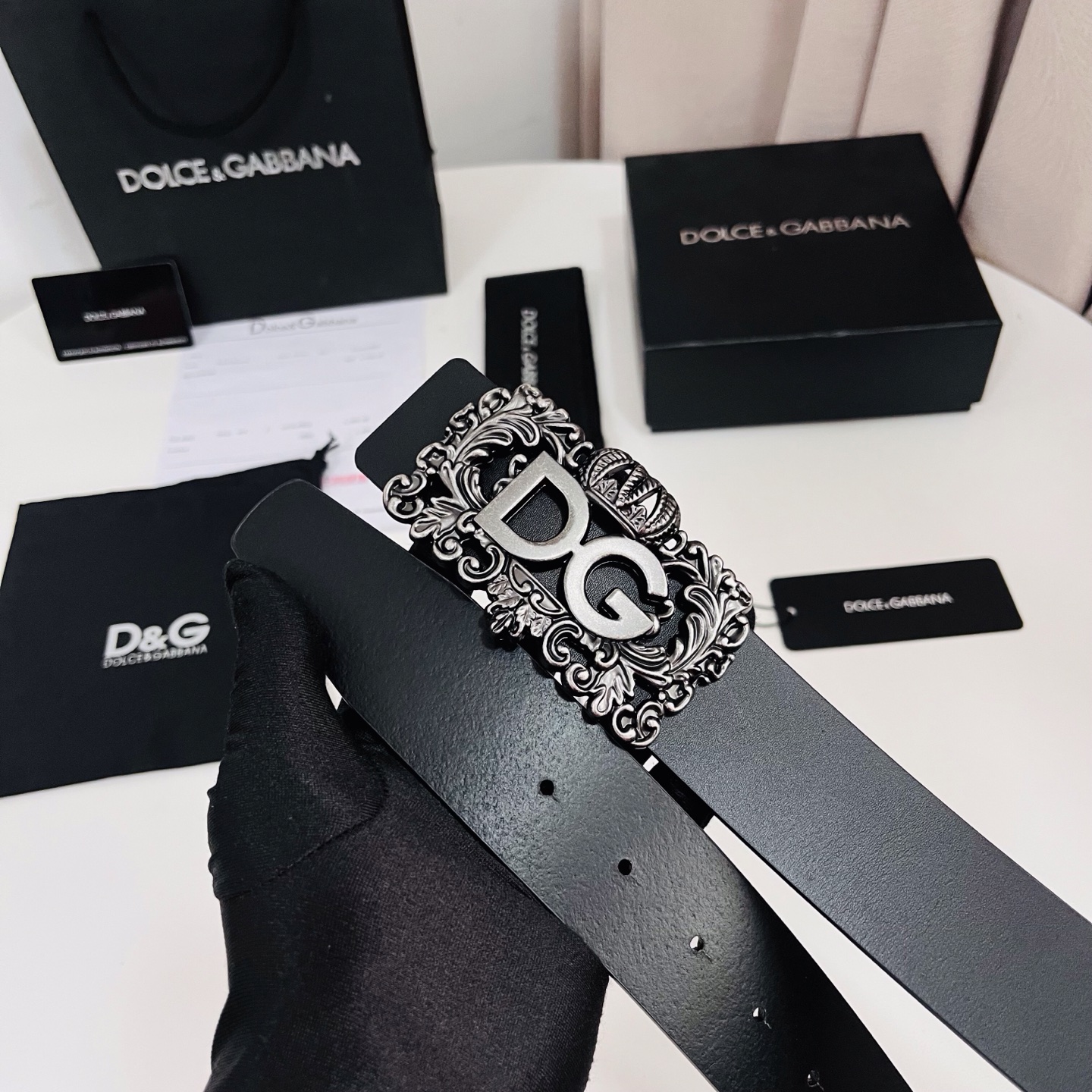 Dolce&Gabbana 新款 金色电镀金属徽标搭扣•搭扣下方设有点扣• 无镍搭扣与配件• 意大利制造