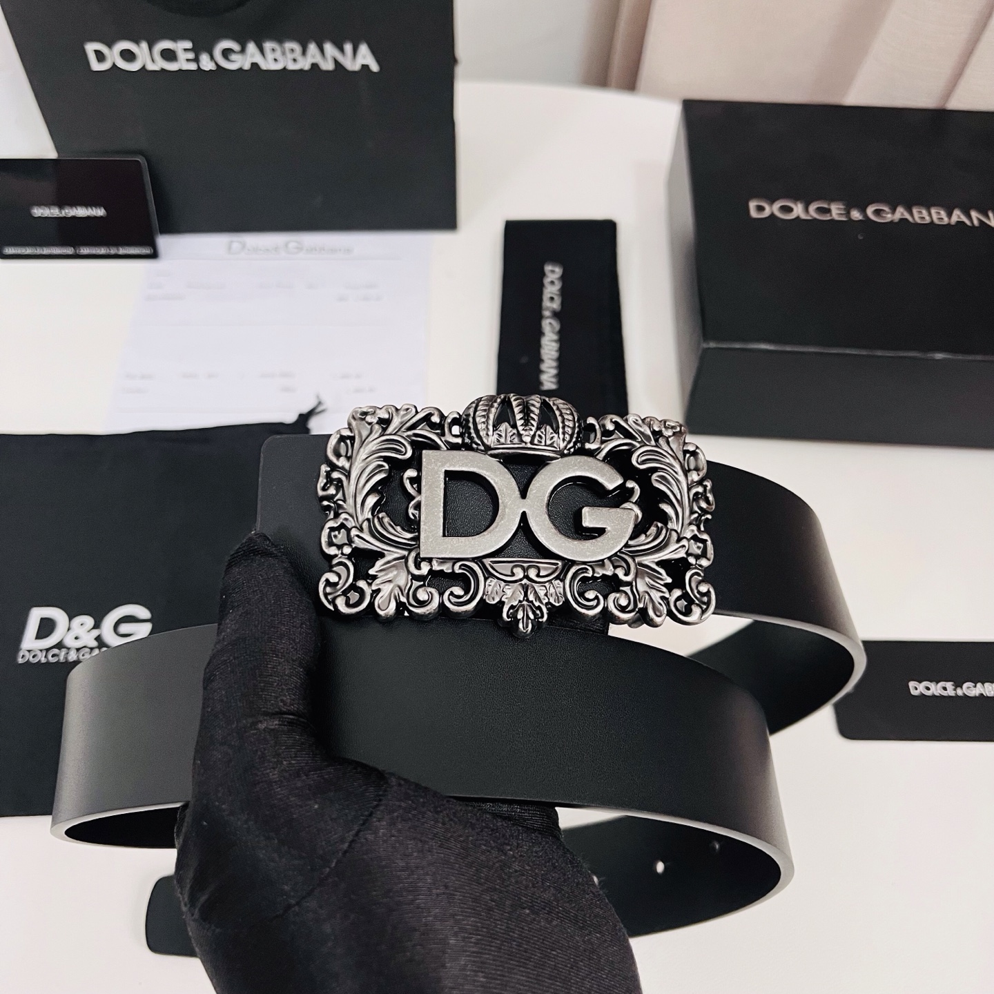 Dolce&Gabbana 新款 金色电镀金属徽标搭扣•搭扣下方设有点扣• 无镍搭扣与配件• 意大利制造