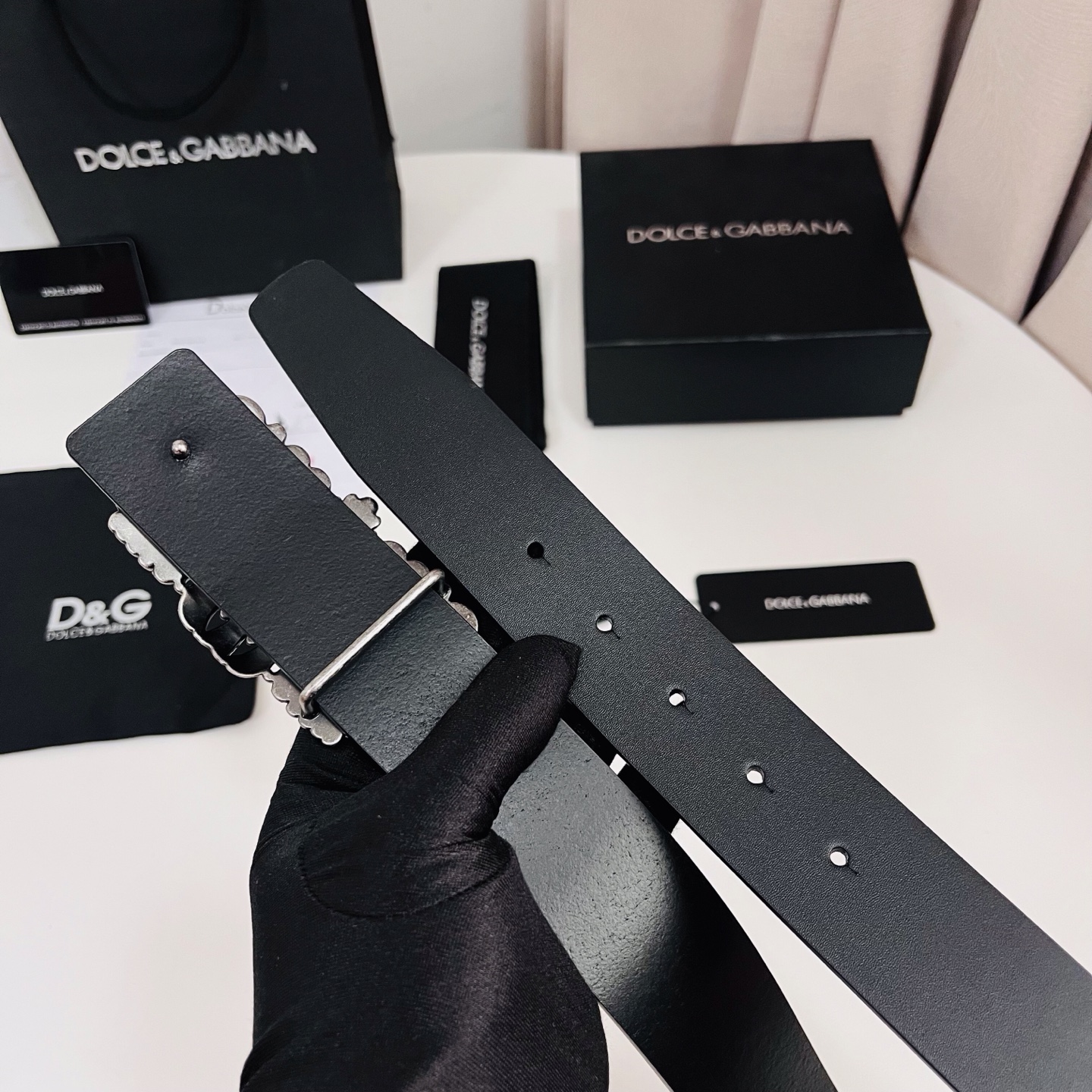 Dolce&Gabbana 新款 金色电镀金属徽标搭扣•搭扣下方设有点扣• 无镍搭扣与配件• 意大利制造