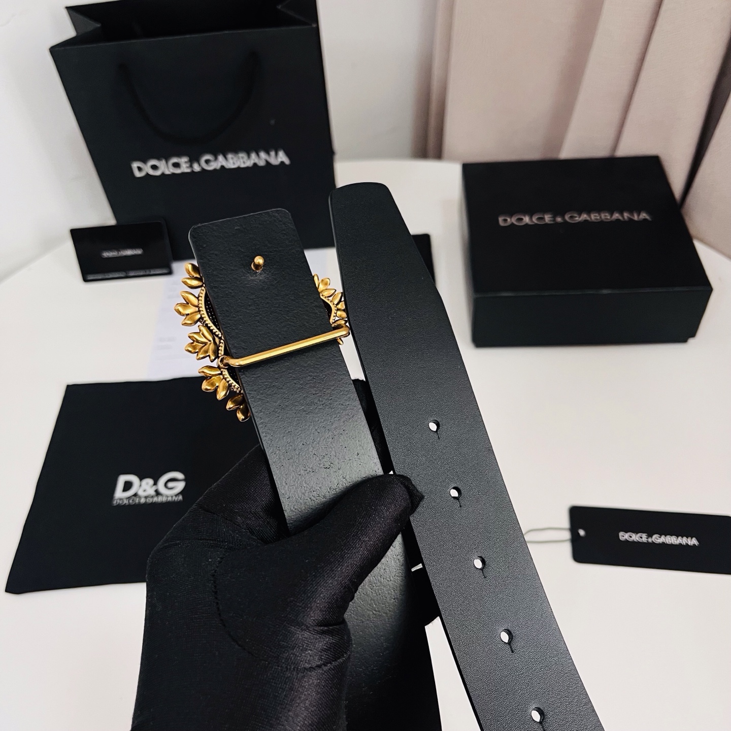 Dolce&Gabbana 新款 金色电镀金属徽标搭扣•搭扣下方设有点扣• 无镍搭扣与配件• 意大利制造