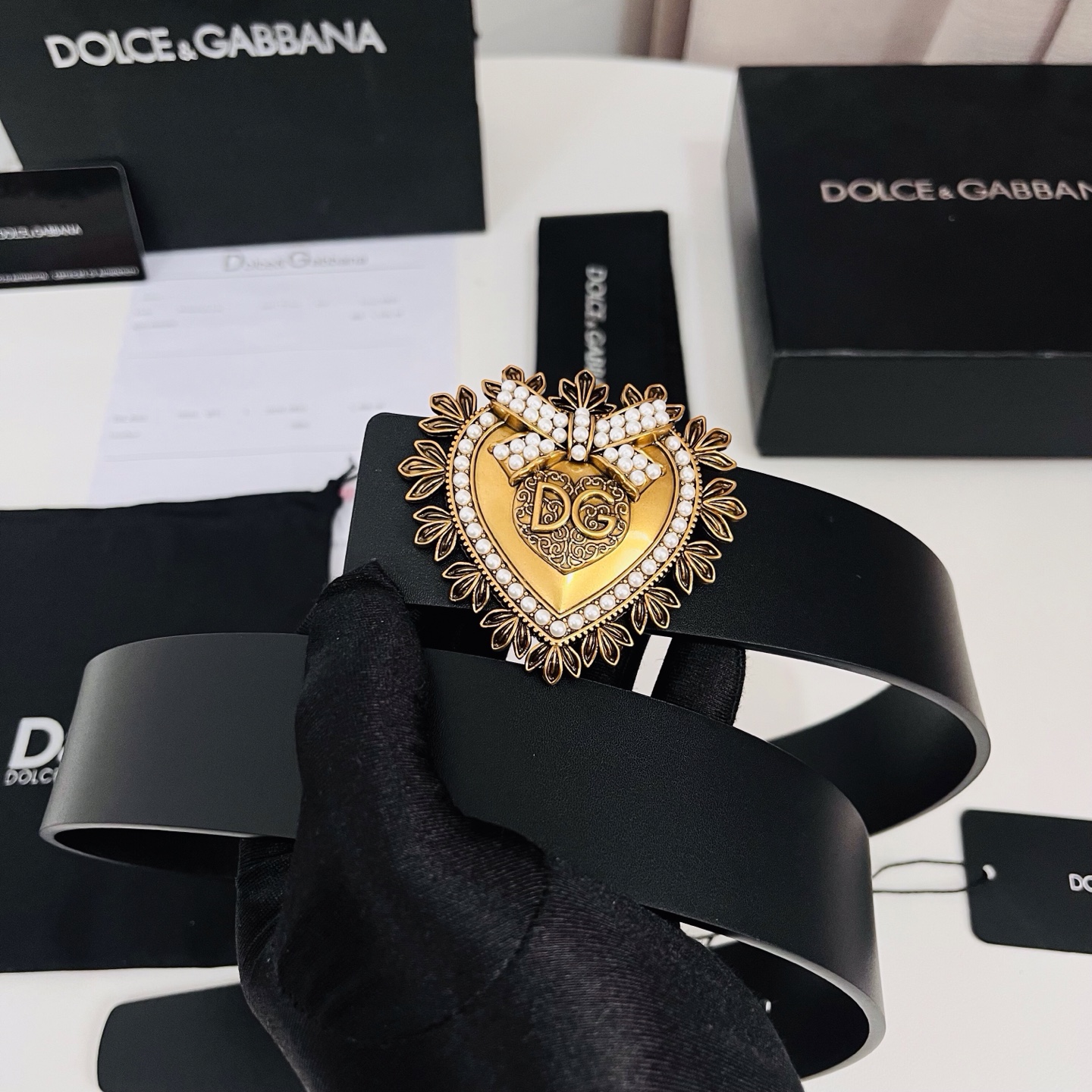 Dolce&Gabbana 新款 金色电镀金属徽标搭扣•搭扣下方设有点扣• 无镍搭扣与配件• 意大利制造