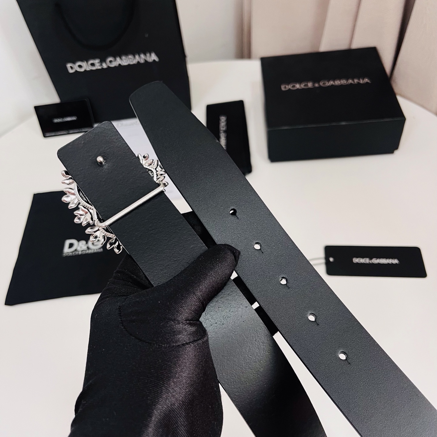 Dolce&Gabbana 新款 金色电镀金属徽标搭扣•搭扣下方设有点扣• 无镍搭扣与配件• 意大利制造