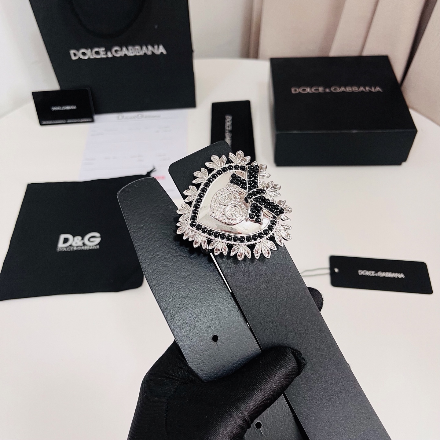 Dolce&Gabbana 新款 金色电镀金属徽标搭扣•搭扣下方设有点扣• 无镍搭扣与配件• 意大利制造