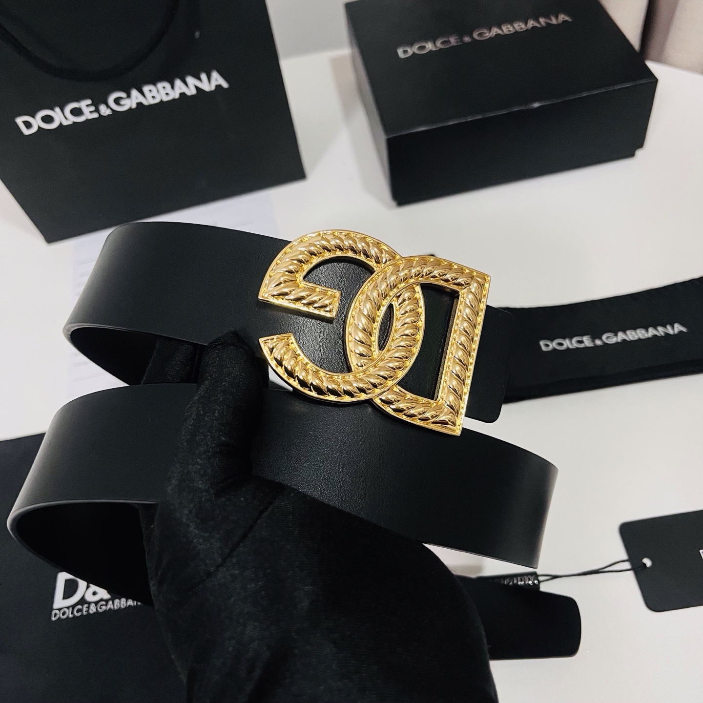 Dolce&Gabbana 新款 金色电镀金属徽标搭扣•搭扣下方设有点扣• 无镍搭扣与配件• 意大利制造