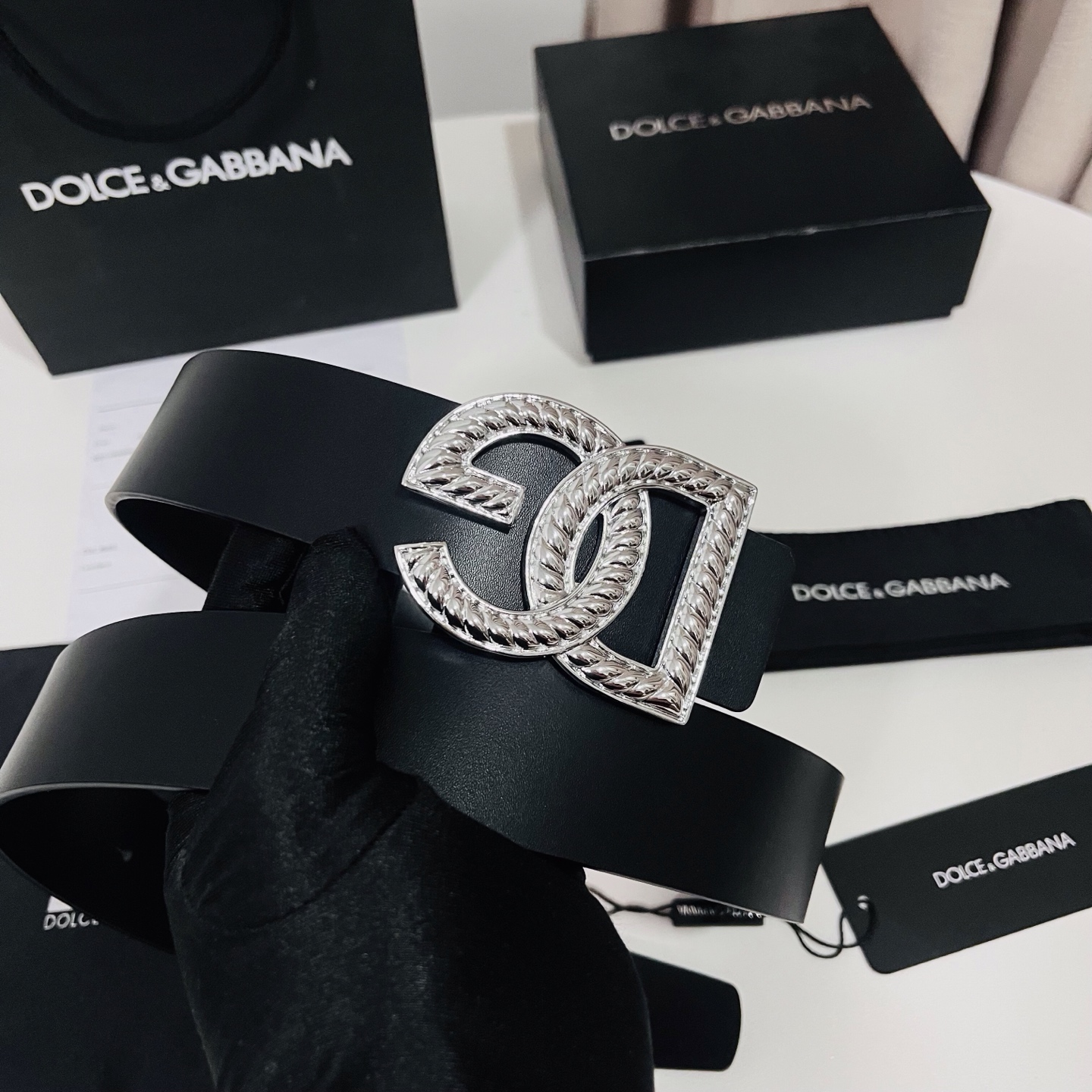 Dolce&Gabbana 新款 金色电镀金属徽标搭扣•搭扣下方设有点扣• 无镍搭扣与配件• 意大利制造