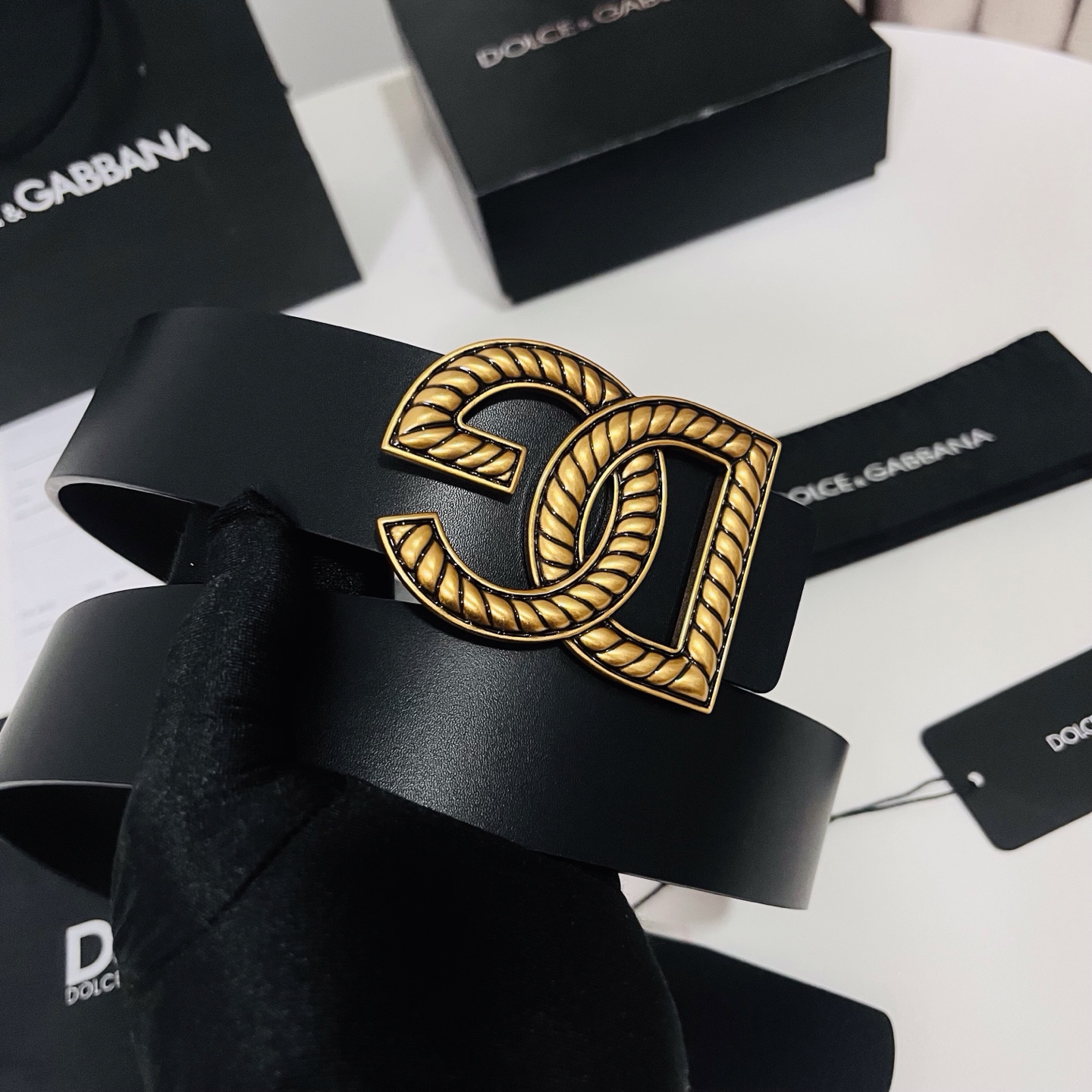 Dolce&Gabbana 新款 金色电镀金属徽标搭扣•搭扣下方设有点扣• 无镍搭扣与配件• 意大利制造
