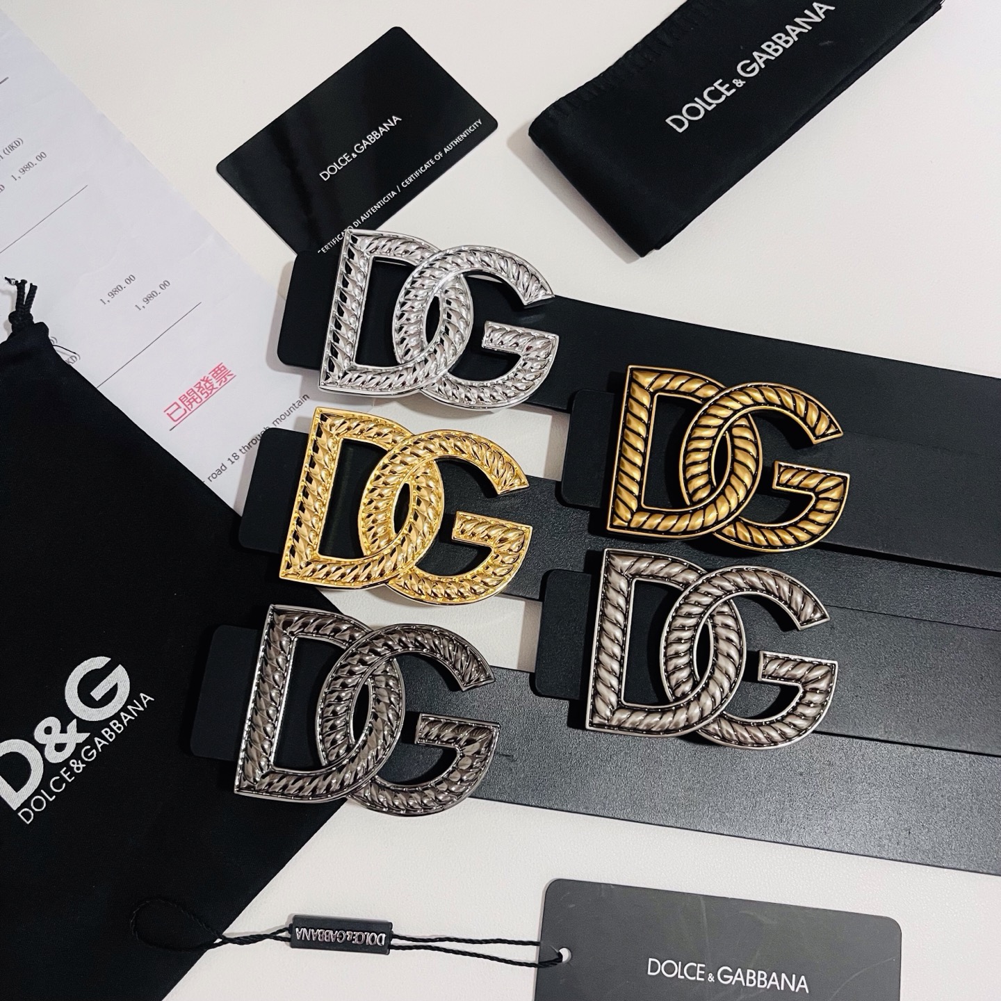 Dolce&Gabbana 新款 金色电镀金属徽标搭扣•搭扣下方设有点扣• 无镍搭扣与配件• 意大利制造