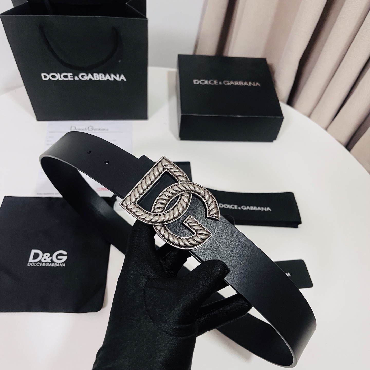 Dolce&Gabbana 新款 金色电镀金属徽标搭扣•搭扣下方设有点扣• 无镍搭扣与配件• 意大利制造