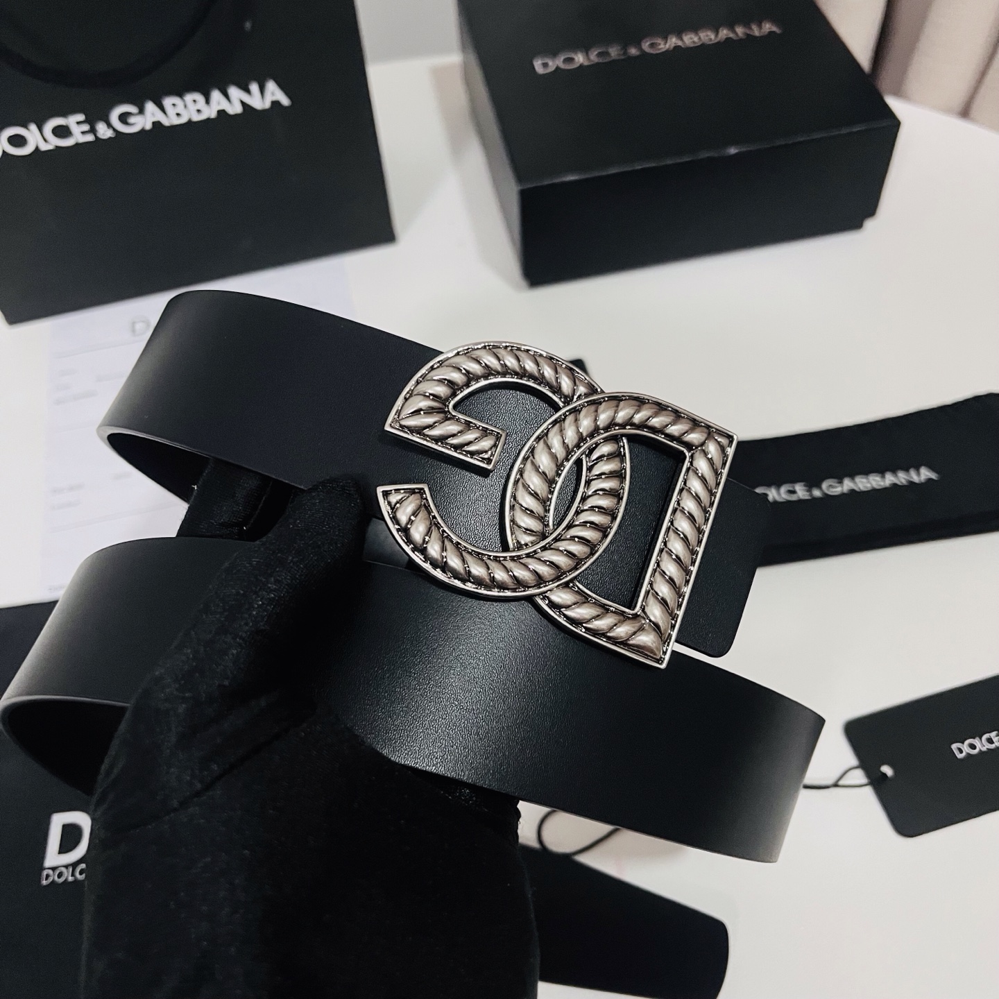 Dolce&Gabbana 新款 金色电镀金属徽标搭扣•搭扣下方设有点扣• 无镍搭扣与配件• 意大利制造