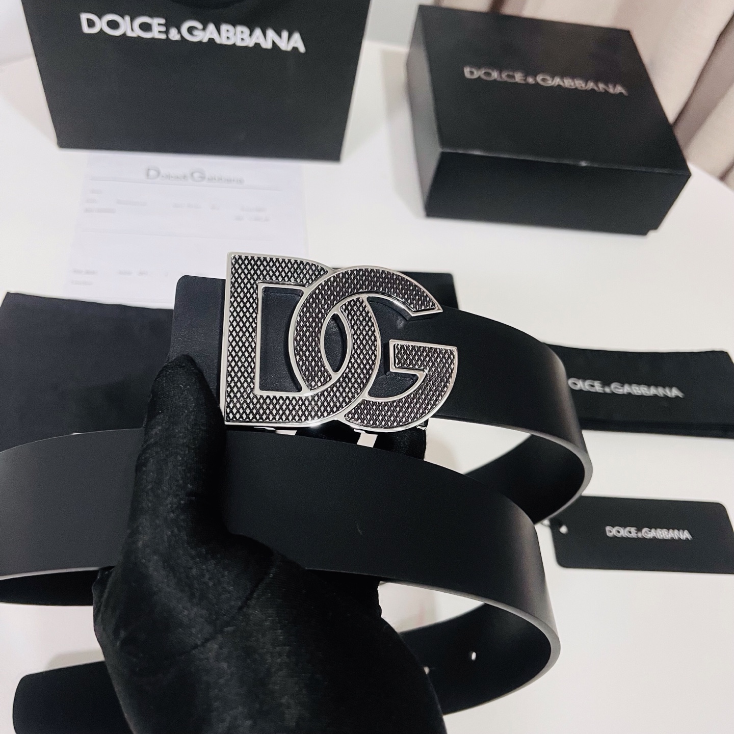 Dolce&Gabbana 新款 金色电镀金属徽标搭扣•搭扣下方设有点扣• 无镍搭扣与配件• 意大利制造