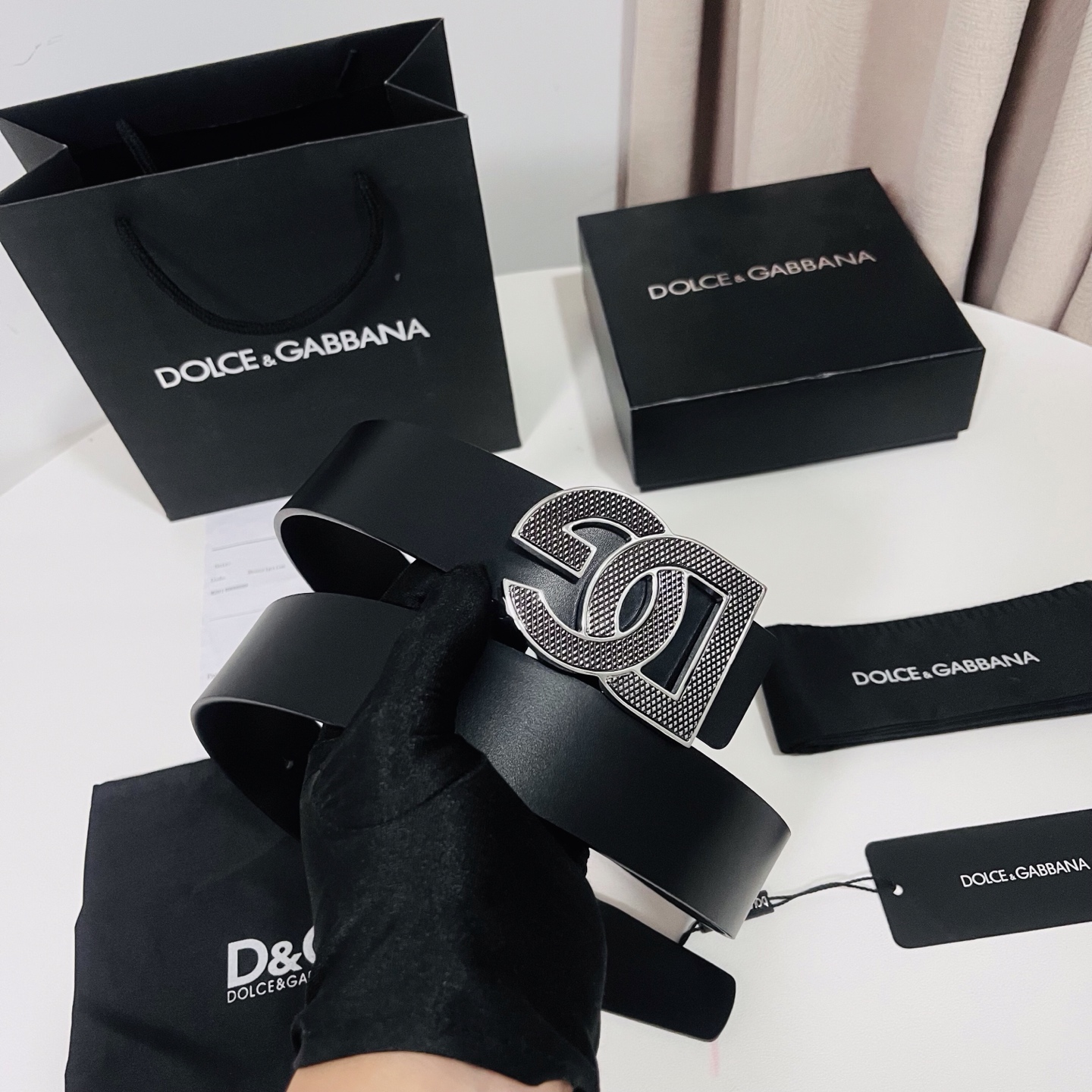 Dolce&Gabbana 新款 金色电镀金属徽标搭扣•搭扣下方设有点扣• 无镍搭扣与配件• 意大利制造
