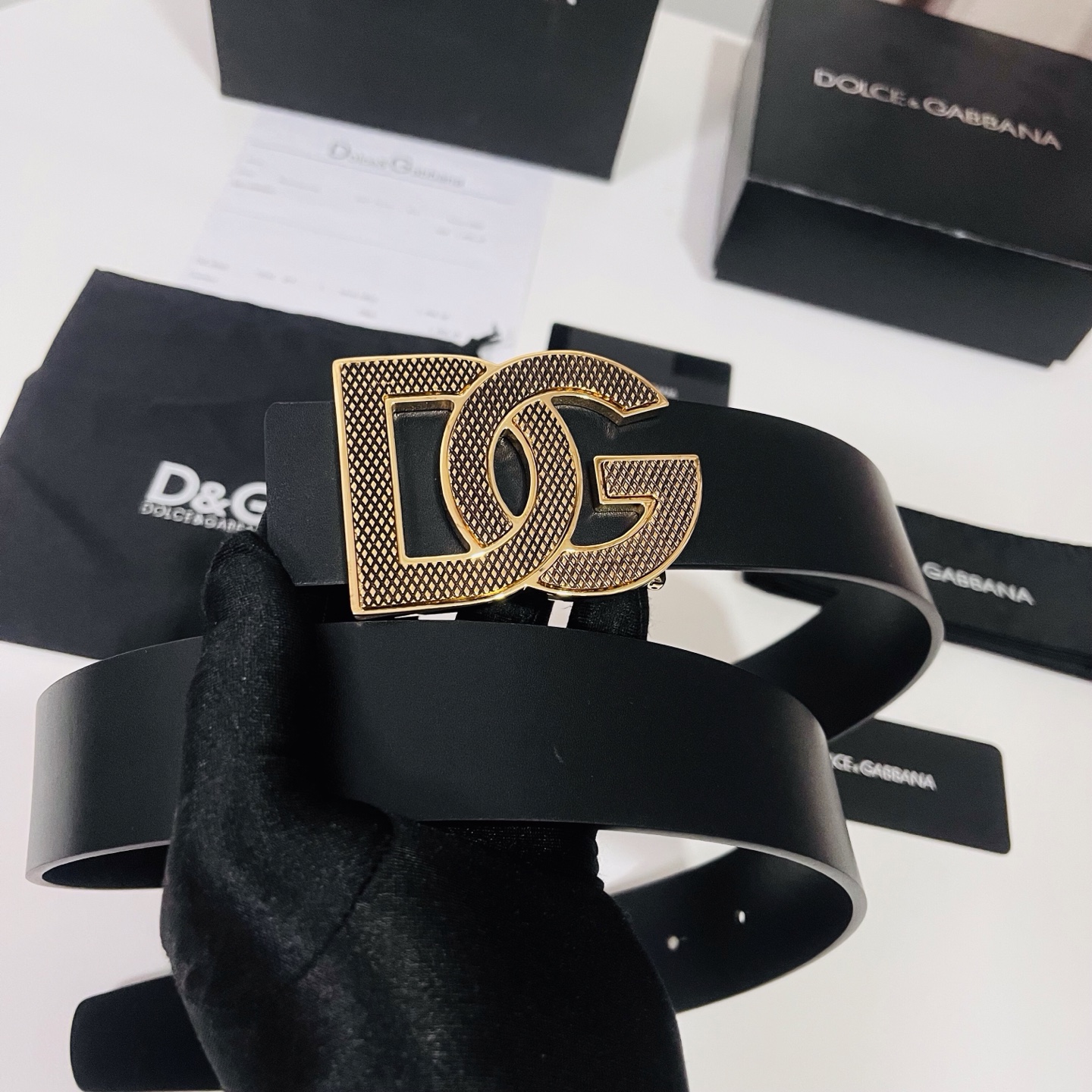 Dolce&Gabbana 新款 金色电镀金属徽标搭扣•搭扣下方设有点扣• 无镍搭扣与配件• 意大利制造