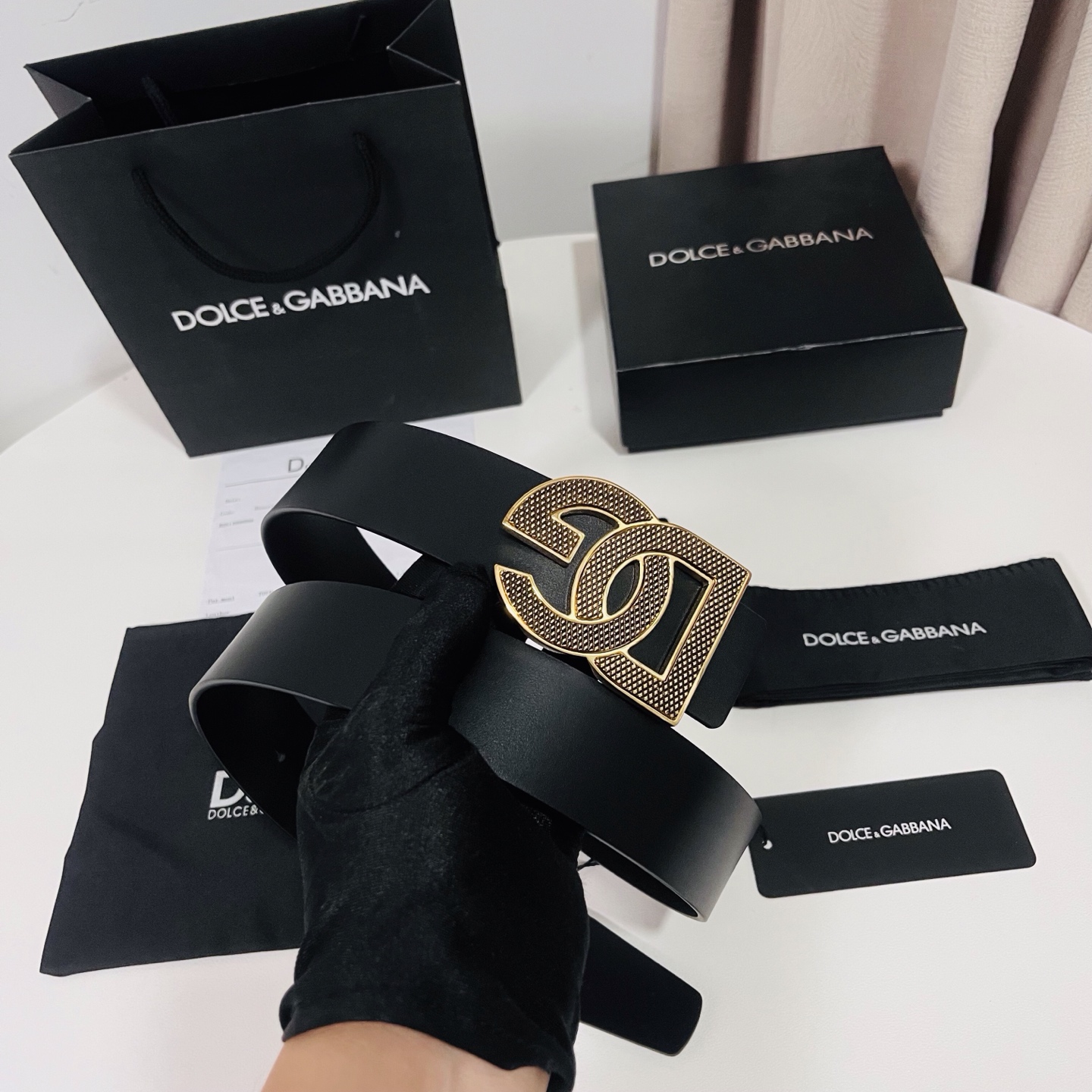 Dolce&Gabbana 新款 金色电镀金属徽标搭扣•搭扣下方设有点扣• 无镍搭扣与配件• 意大利制造