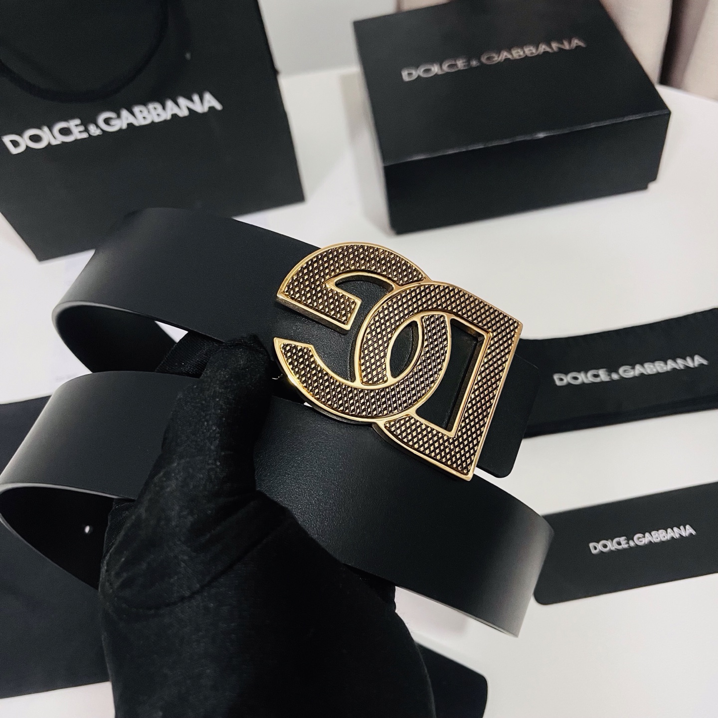 Dolce&Gabbana 新款 金色电镀金属徽标搭扣•搭扣下方设有点扣• 无镍搭扣与配件• 意大利制造