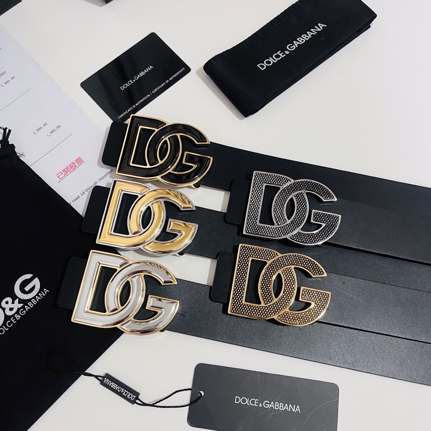 Dolce&Gabbana 新款 金色电镀金属徽标搭扣•搭扣下方设有点扣• 无镍搭扣与配件• 意大利制造
