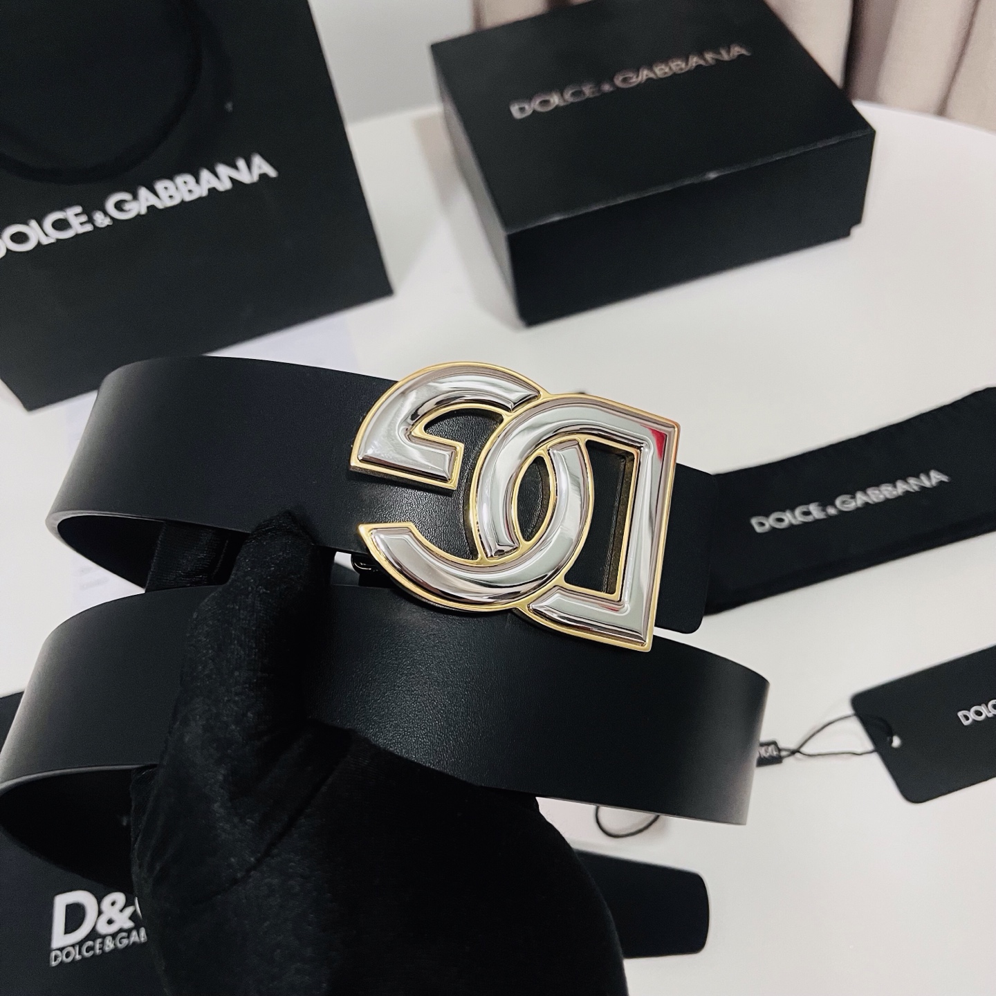 Dolce&Gabbana 新款 金色电镀金属徽标搭扣•搭扣下方设有点扣• 无镍搭扣与配件• 意大利制造